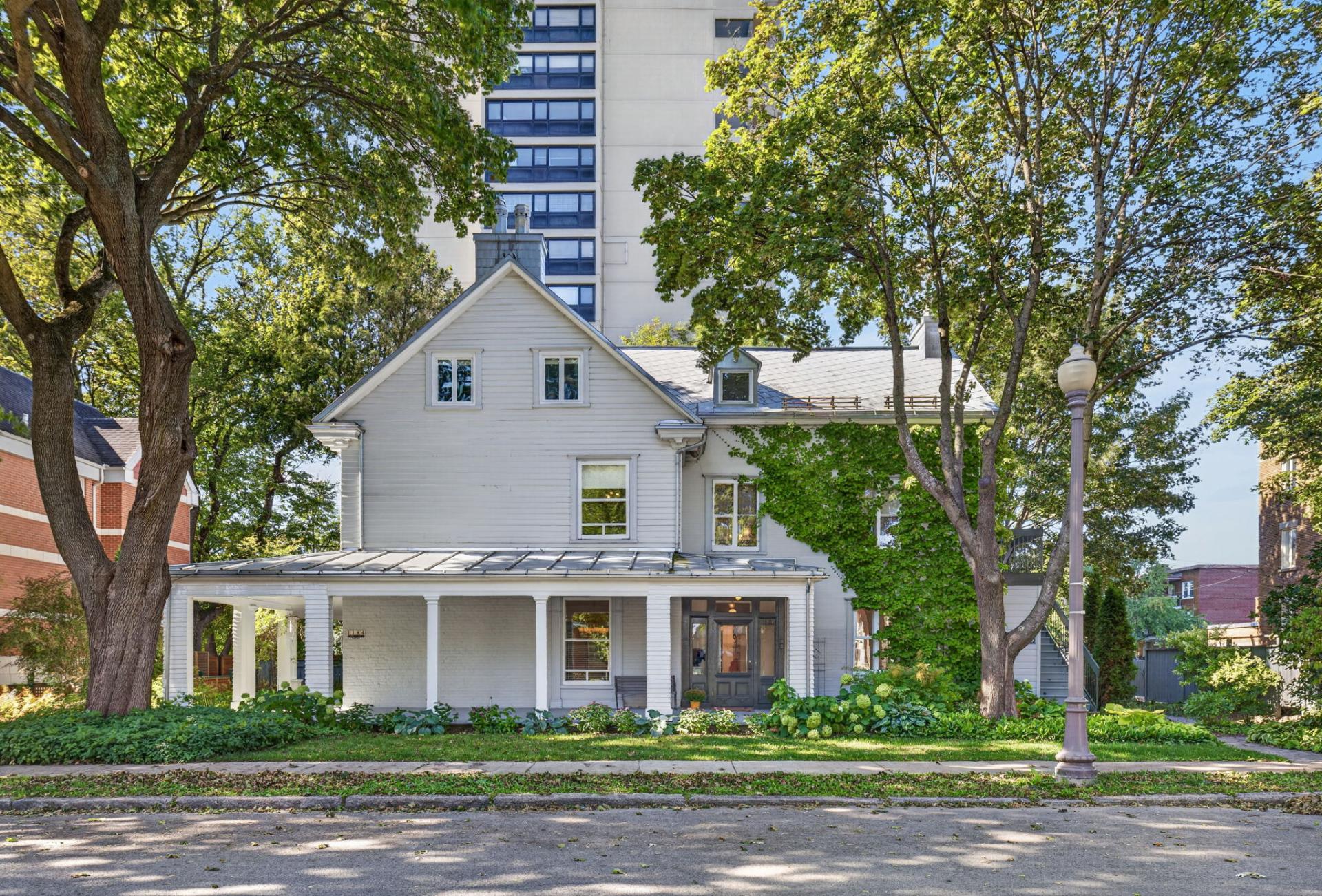 Heritage Elegance Steps from the Plains of Abraham