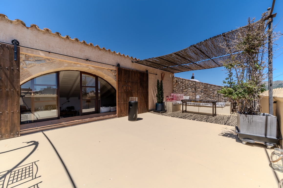 Impressive townhouse with roof terrace and e-garage in Artà