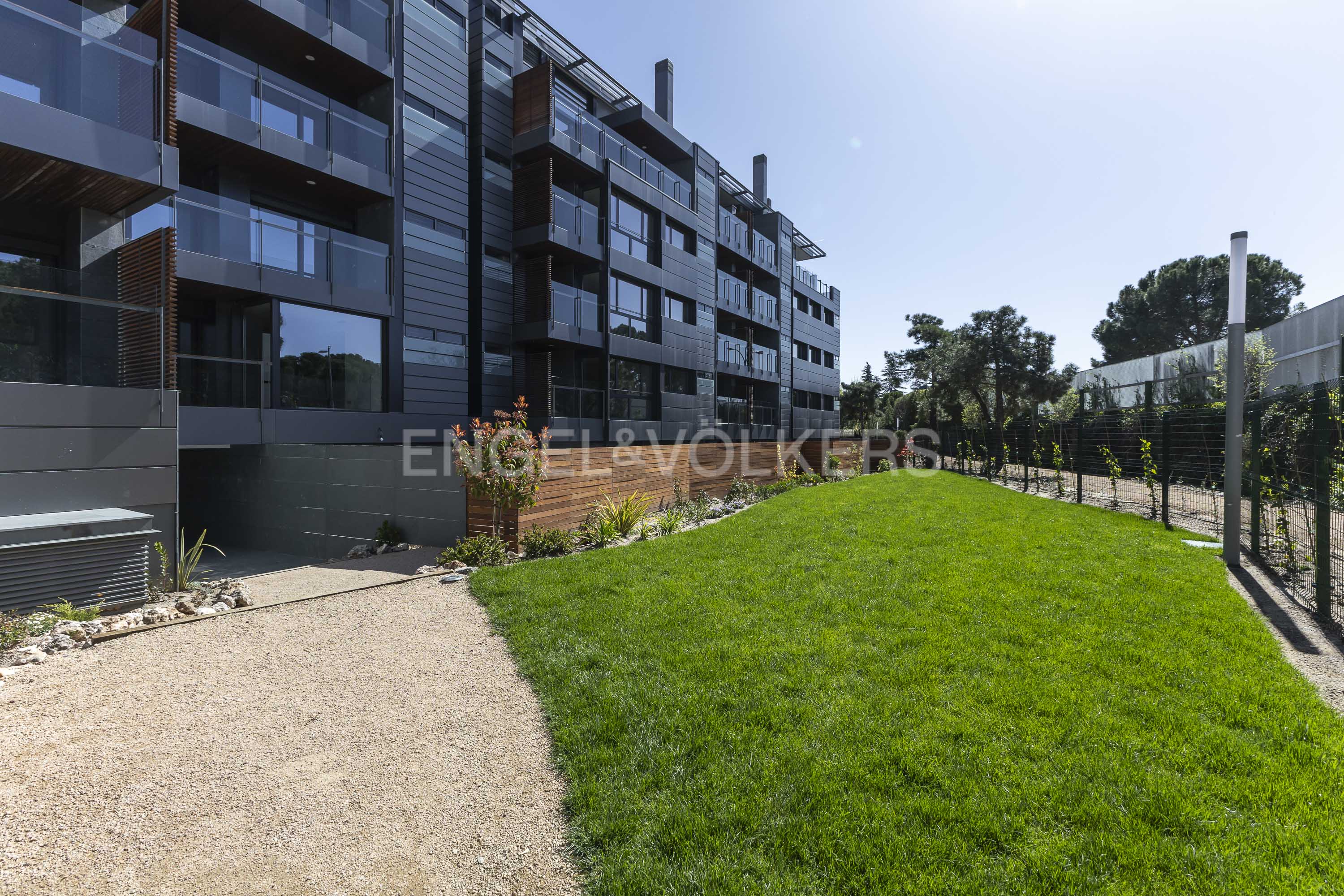 Exclusive ground-floor unit with garden in Pinnea Residential Complex.