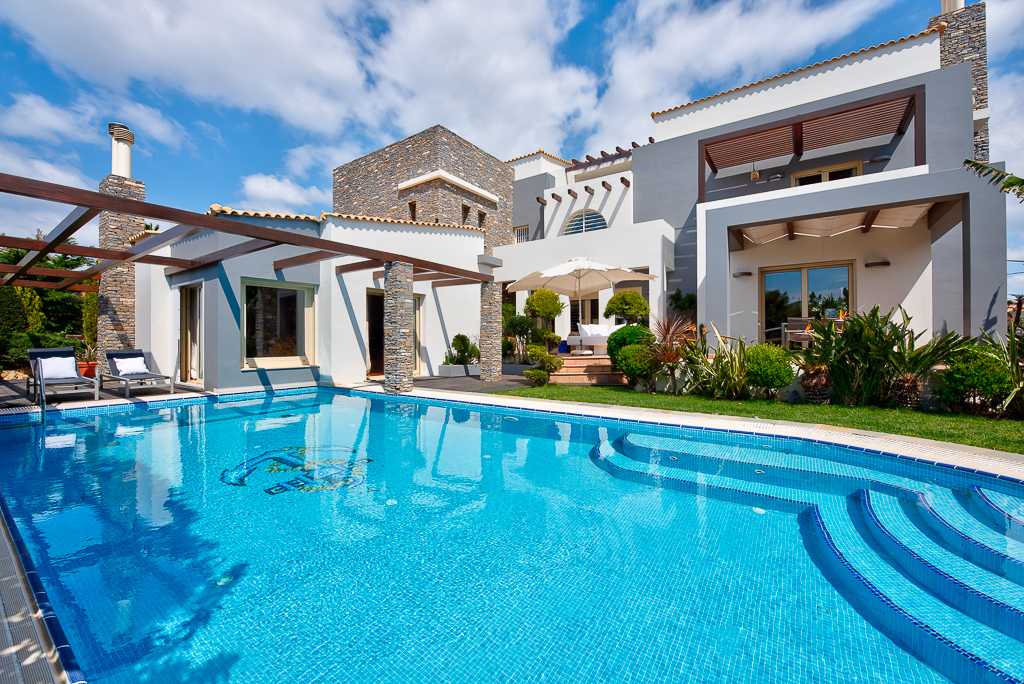 Exclusive residence near the beach in Varkiza