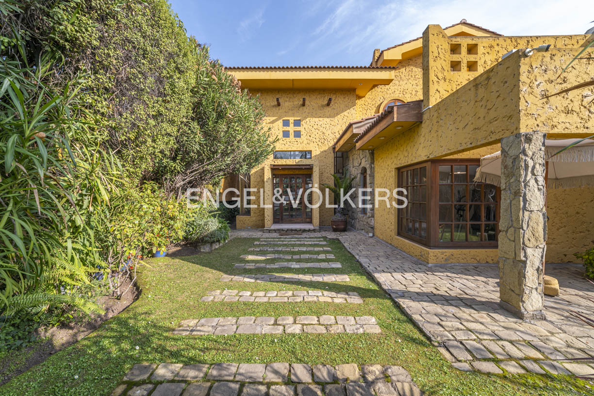 Arquitectura única en hermosa casa en condominio