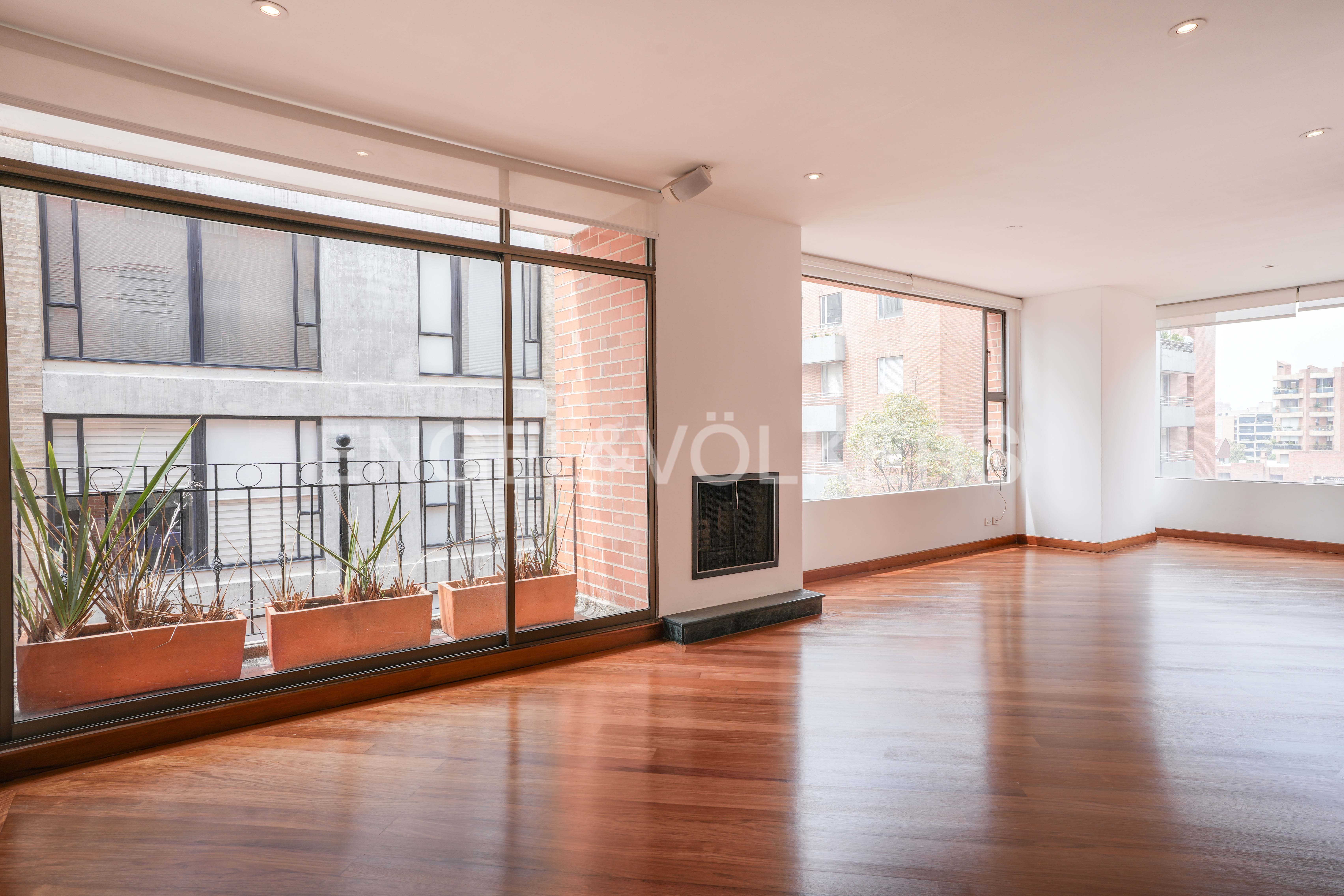 Apartamento con balcón para arriendo en Chicó-Virrey