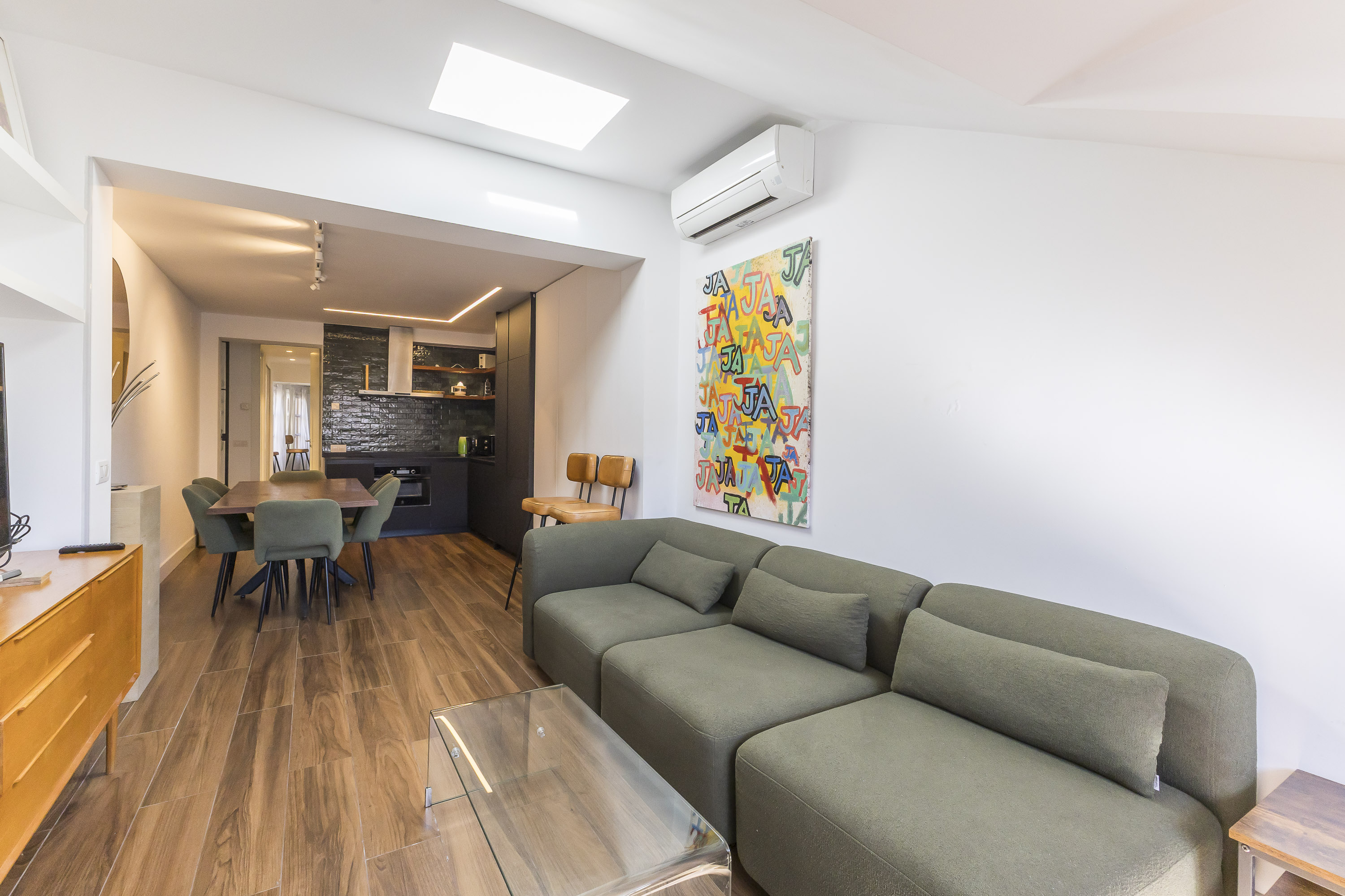 Luminoso y confortable piso con altillo. Ultima planta, finca señorial en el corazón de Madrid.