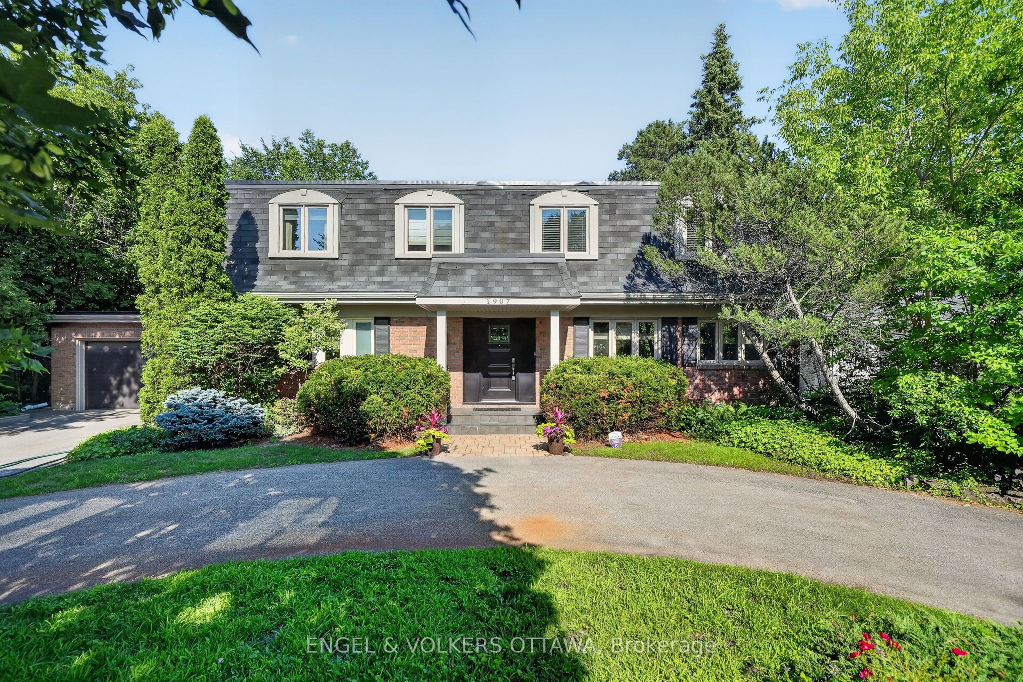 5-Bedroom Family Home Backing Onto Parkland in Alta Vista