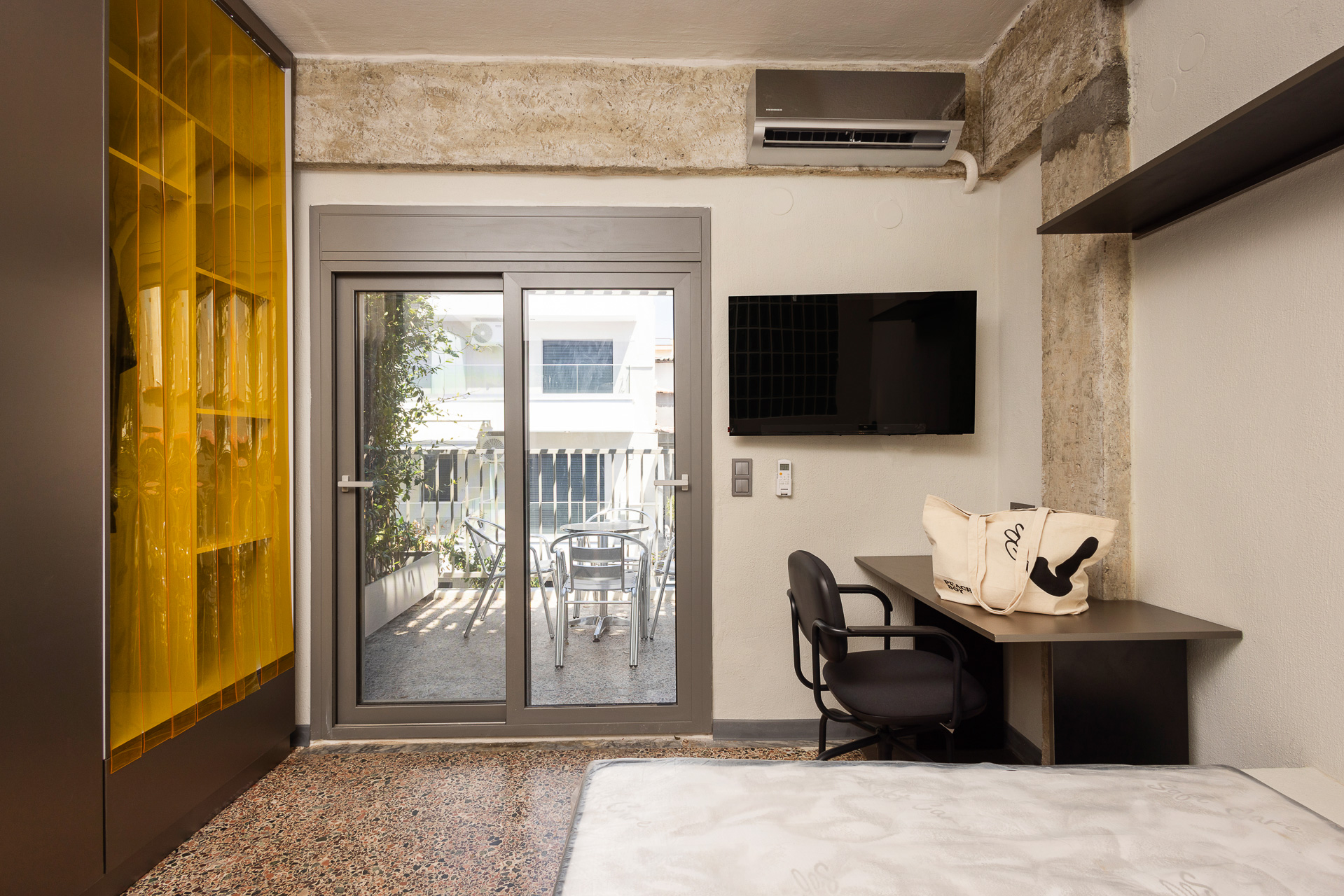 Studio with private balcony in student community next to the metro