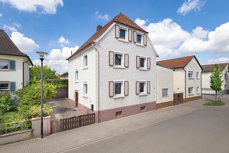 Charmantes EFH mit großem Garten, Doppelgarage und viel Potenzial!