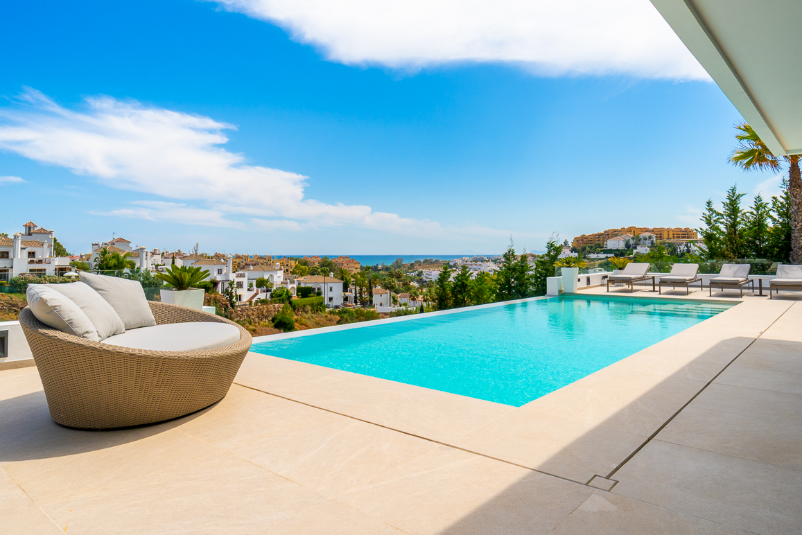 Villa di lusso all’avanguardia con vista su golf e mare