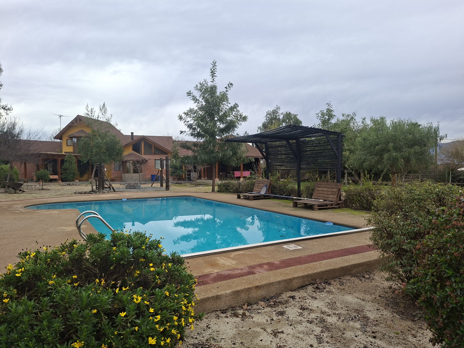 Casa sólida, luminosa y con maderas nobles