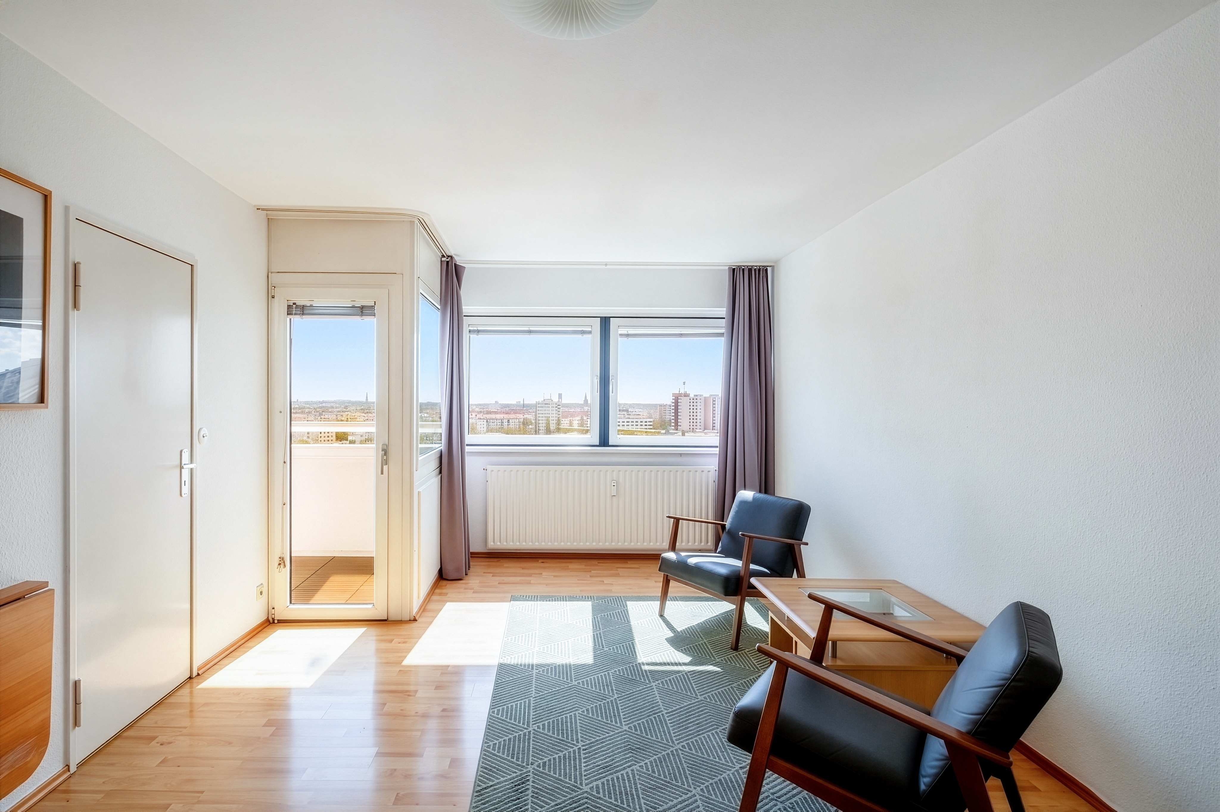 Living with a view in a prime location – studio apartment on the 13th floor