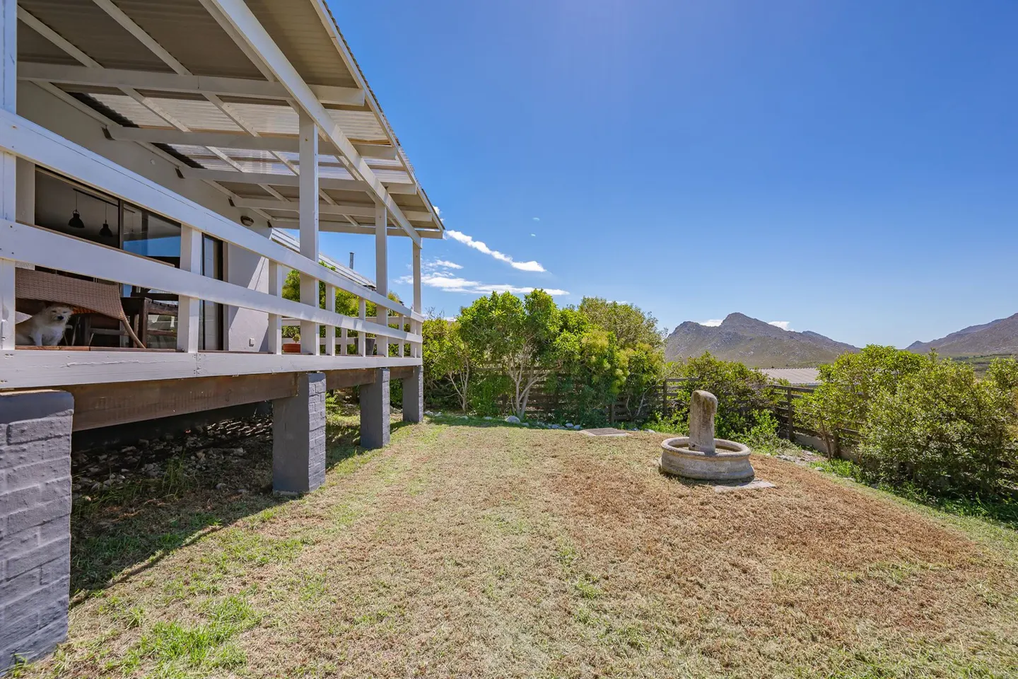 Lovely enclosed child and pet friendly front garden