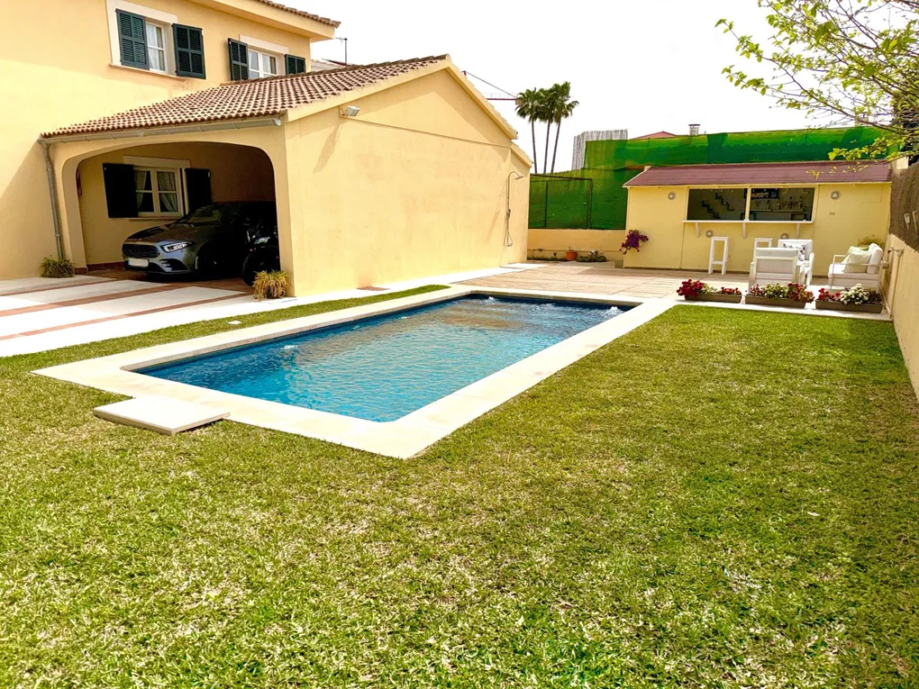 Beautiful modern villa with pool and garden in a good location in Marratxí