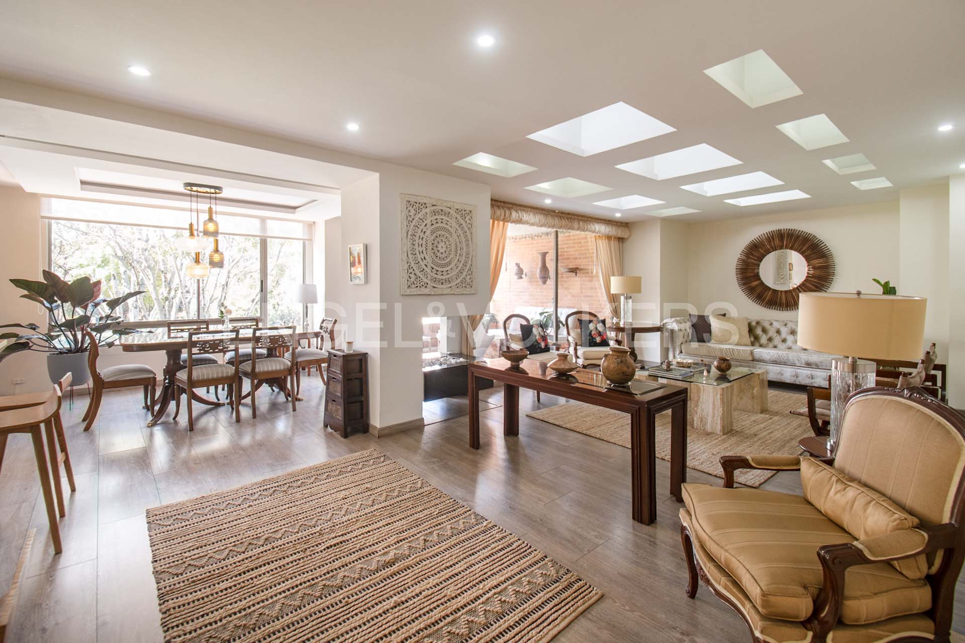 Moderno apartamento con balcón y vista a parque para venta en Santa Bibiana