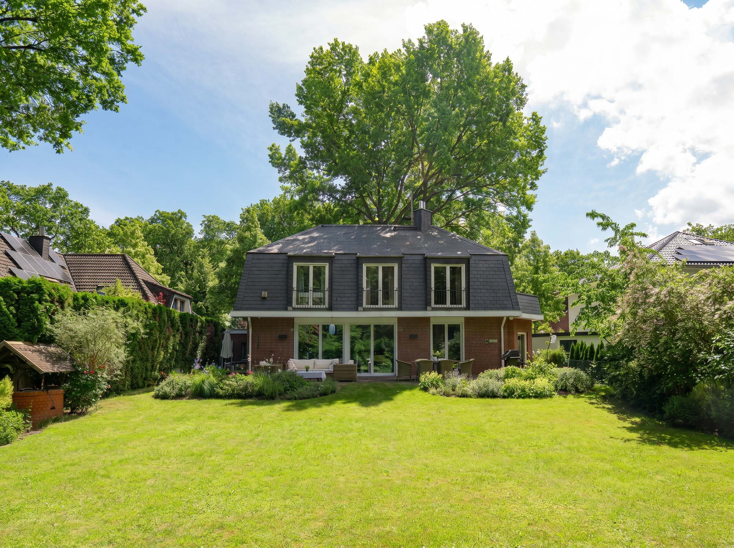 Geräumige Villa auf großem Grundstück in begehrter Villenkolonie