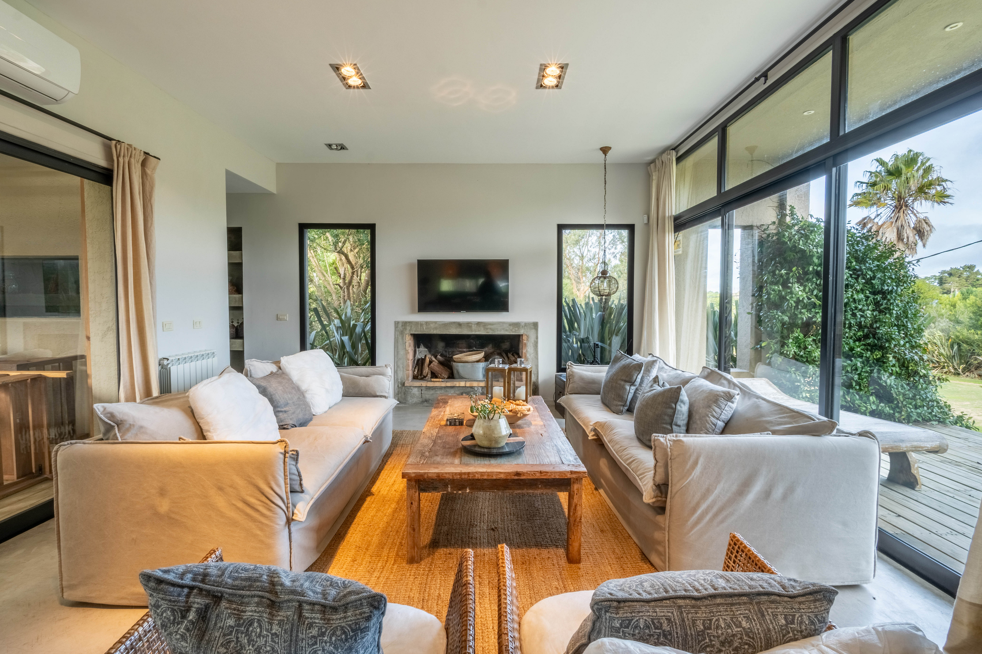 4-bedroom house with pool and barbecue grill in San Vicente