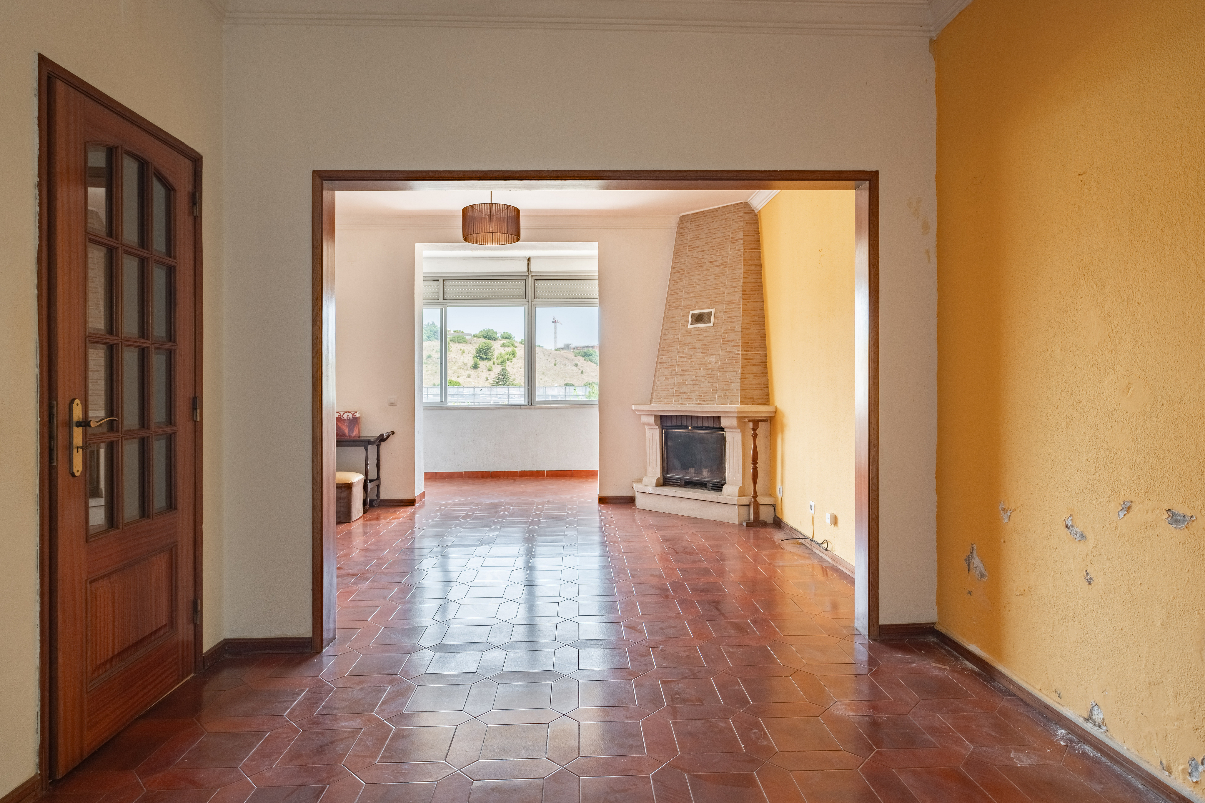 6-bedroom home with garage in Porto Salvo
