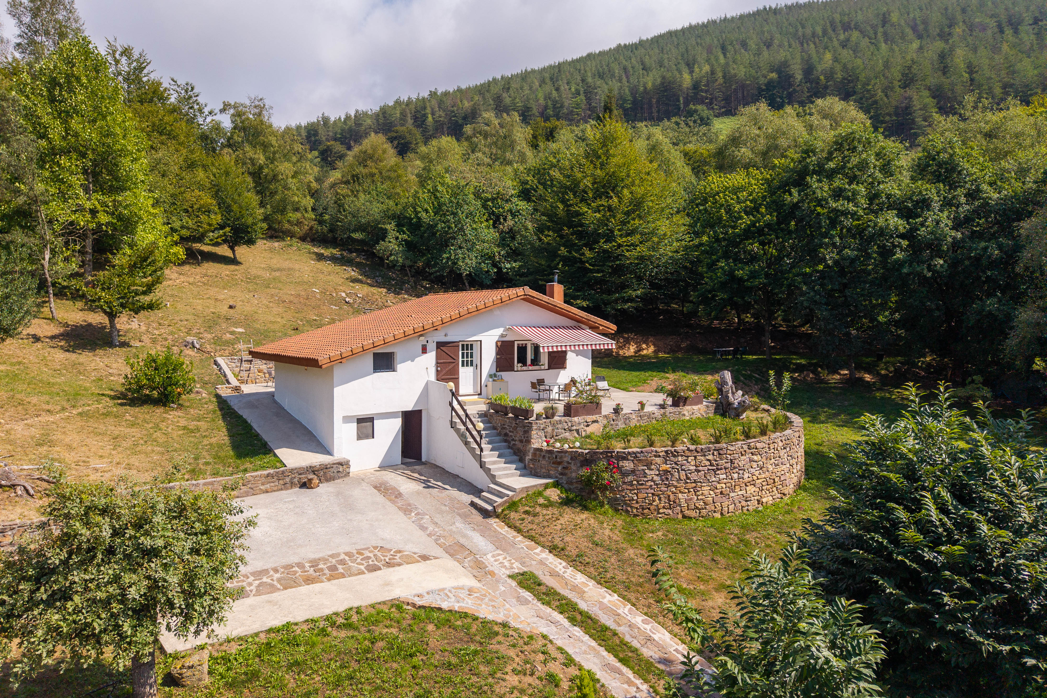 Villa unifamiliar con 5.000 m² de terreno y privacidad absoluta a solo 20 minutos de San Sebastián.