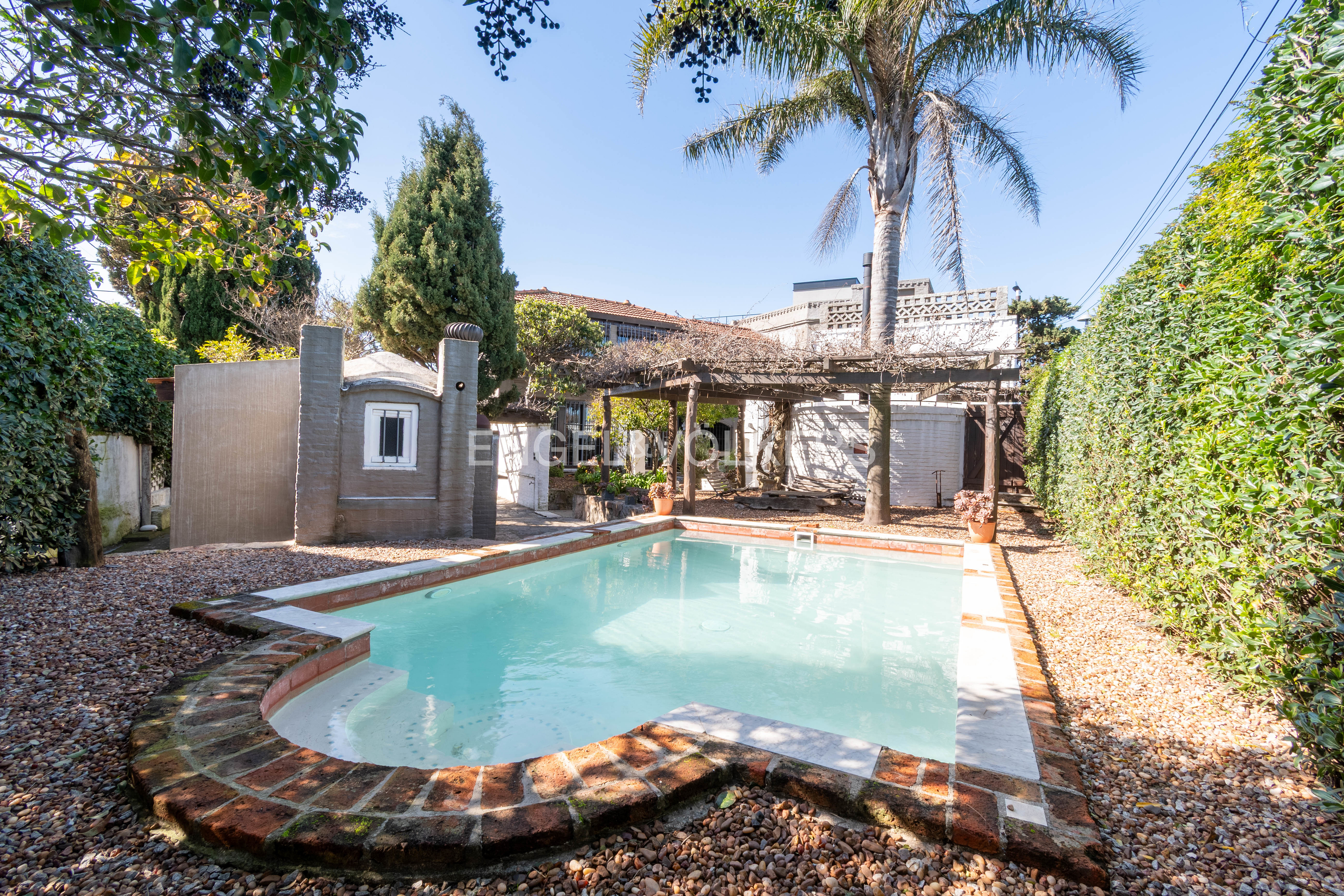 Casa de estilo en Alquiler en Punta Gorda, 2 Dormitorios y servicio, piscina