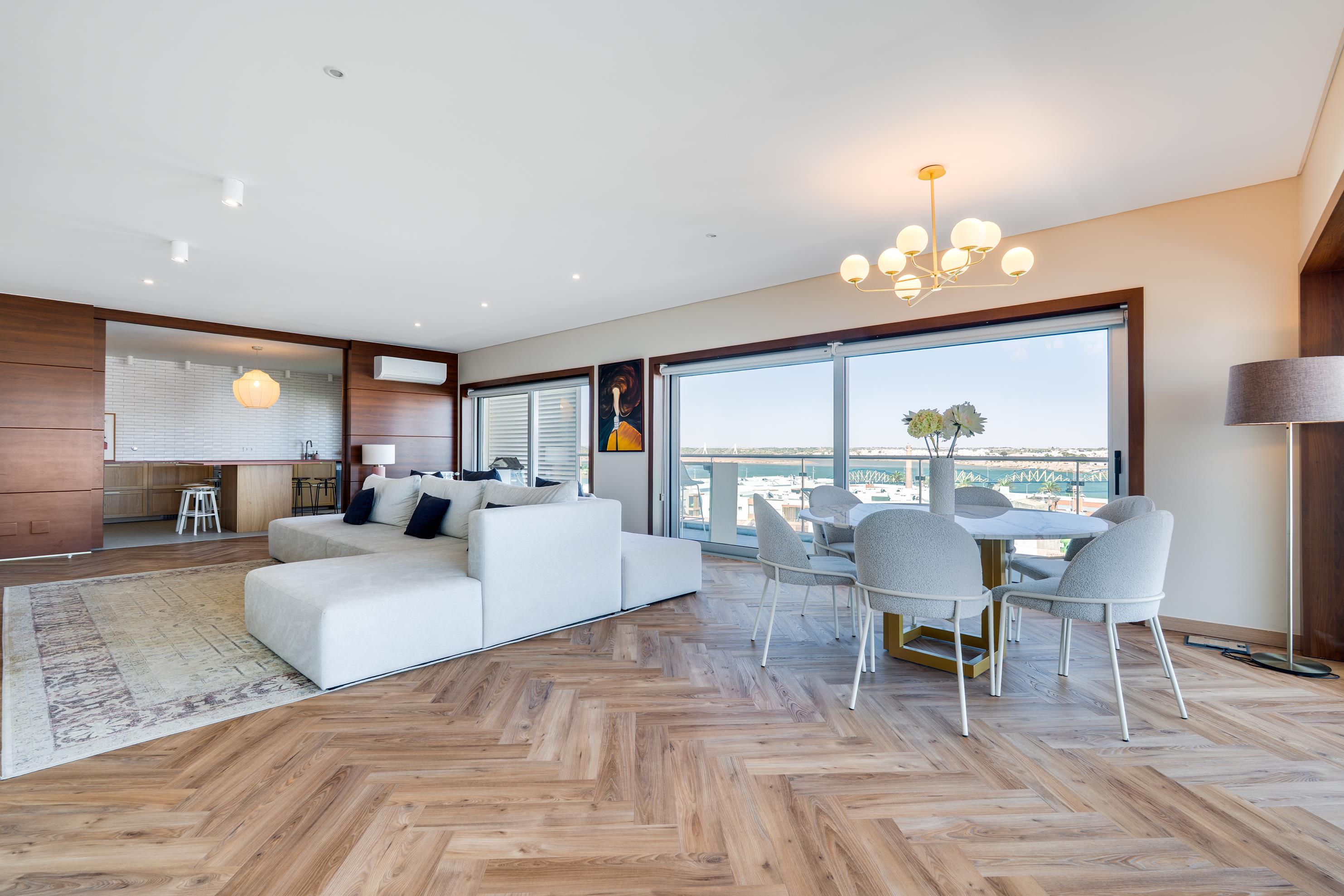 Prestigious 4-bedroom with panoramic views over the Arade River