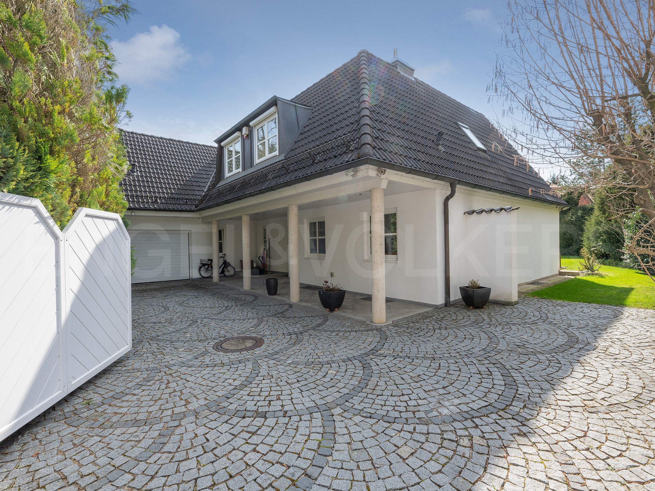 Waldtruderinger Rückzugs‑Villa — Klassisch & außergewöhnlich privat