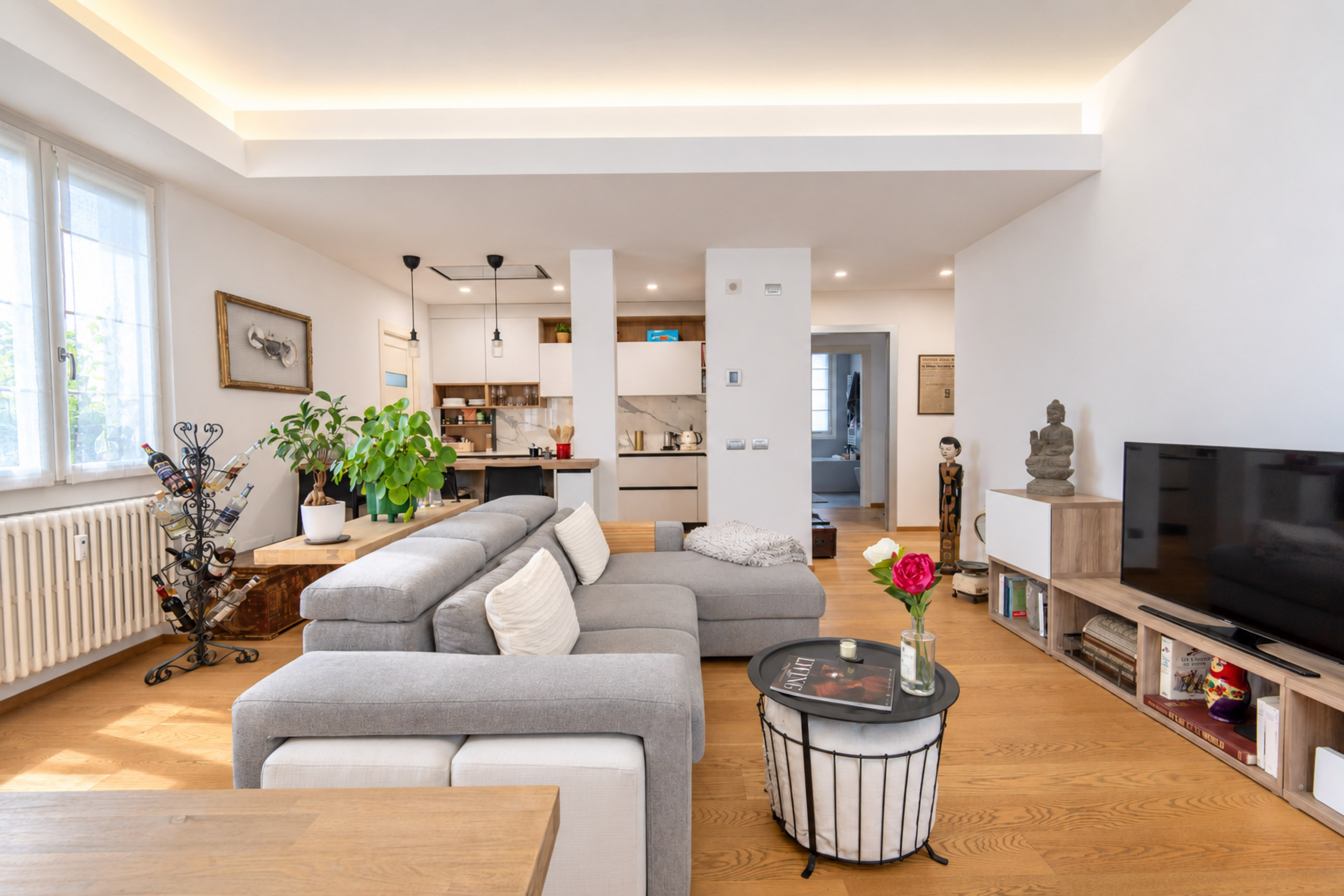 Refined three-room apartment with two balconies and garage in Masnago