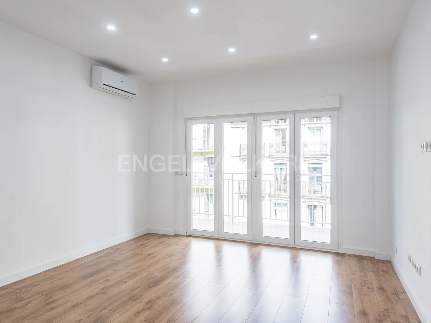 Fully refurbished apartment with a big balcony in Eixample