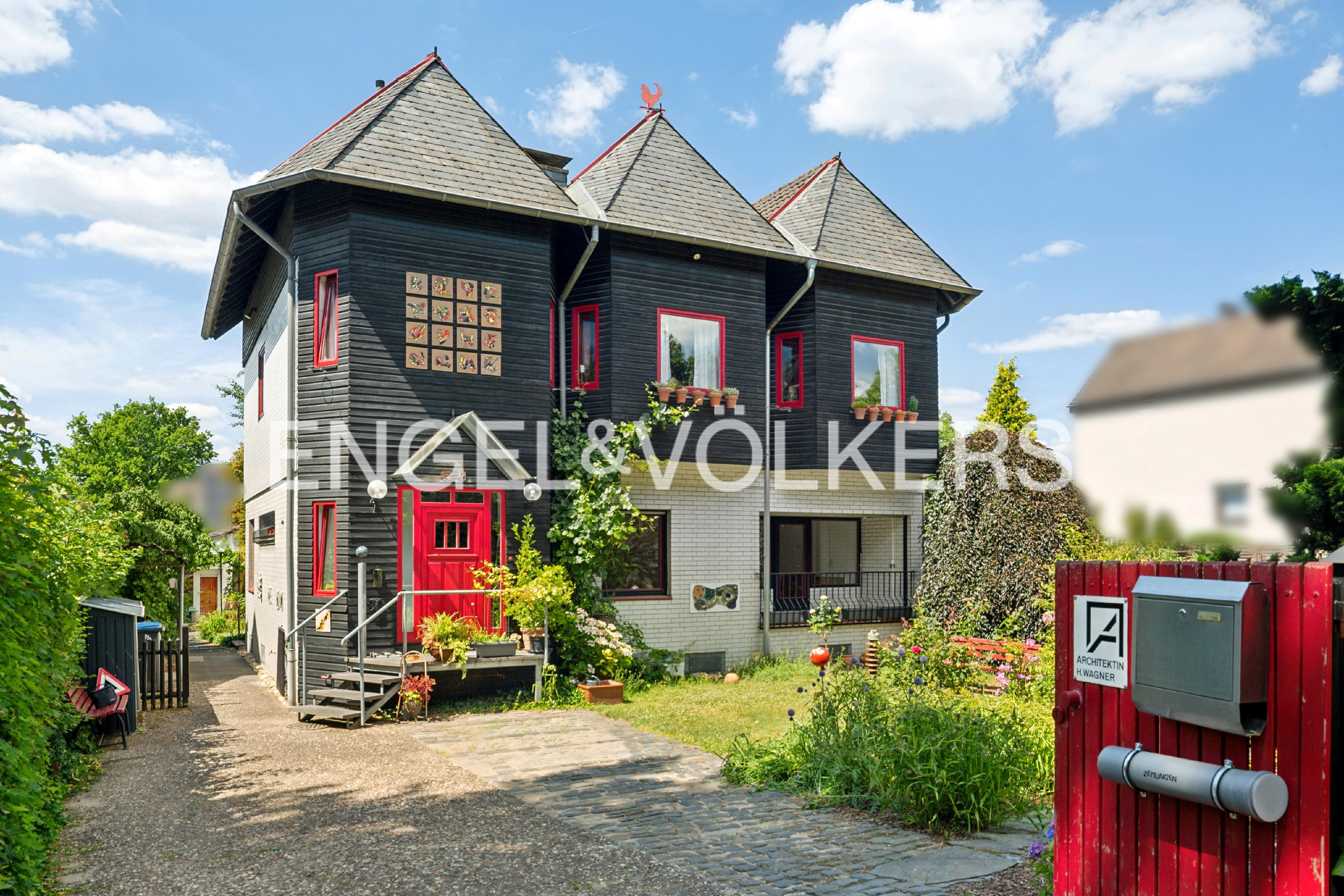 Freistehendes Ein- und Zweifamilien Architektenhaus mit großem Garten