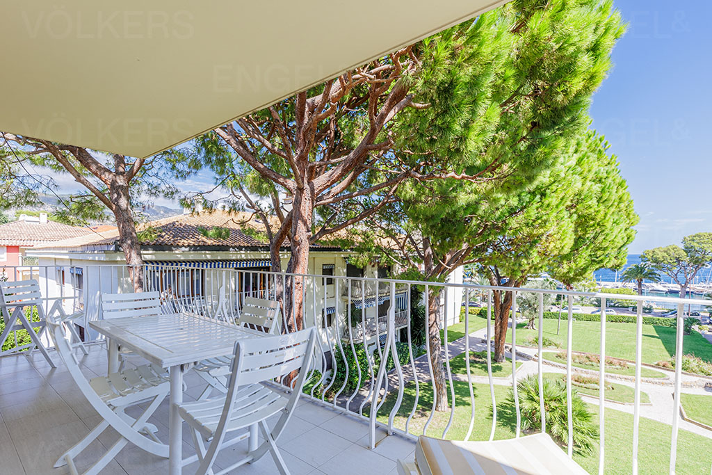 Top floor apartment with sea view and parking
