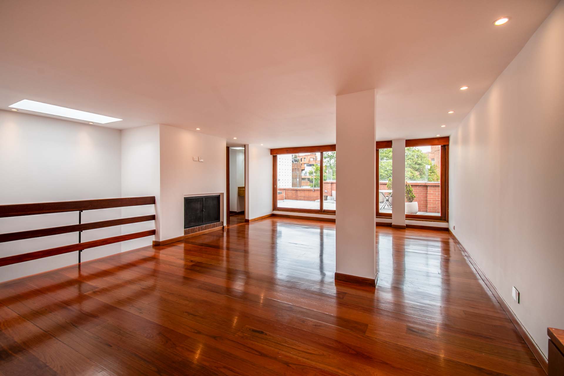 Amplio apartamento con terraza para arriendo en Rosales