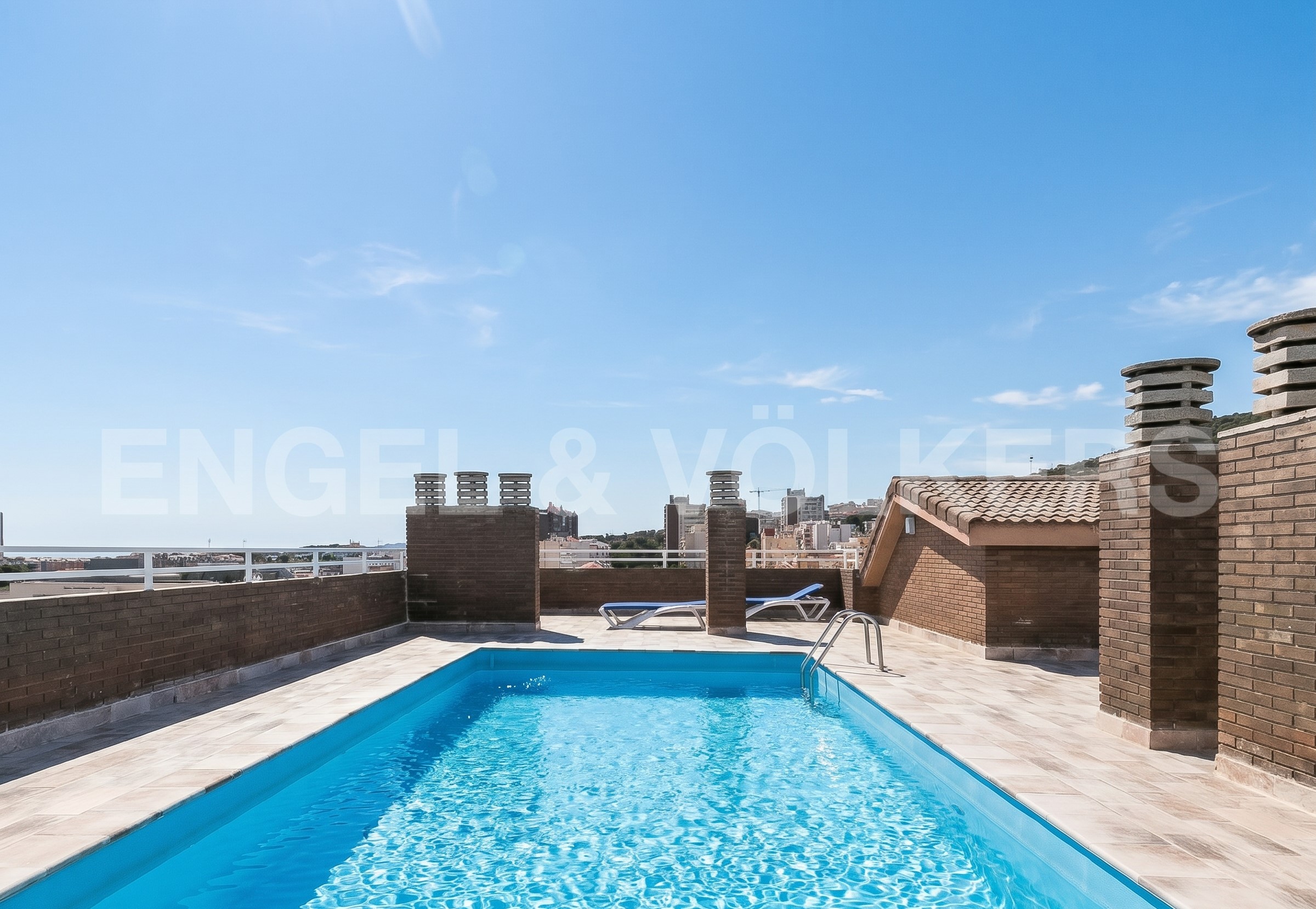 Bright outdoor-facing apartment with pool in Pedralbes