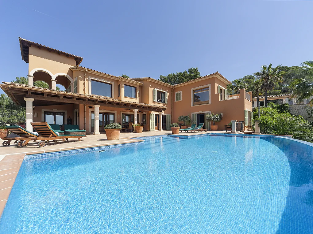 Mediterrane Villa mit Meerblick