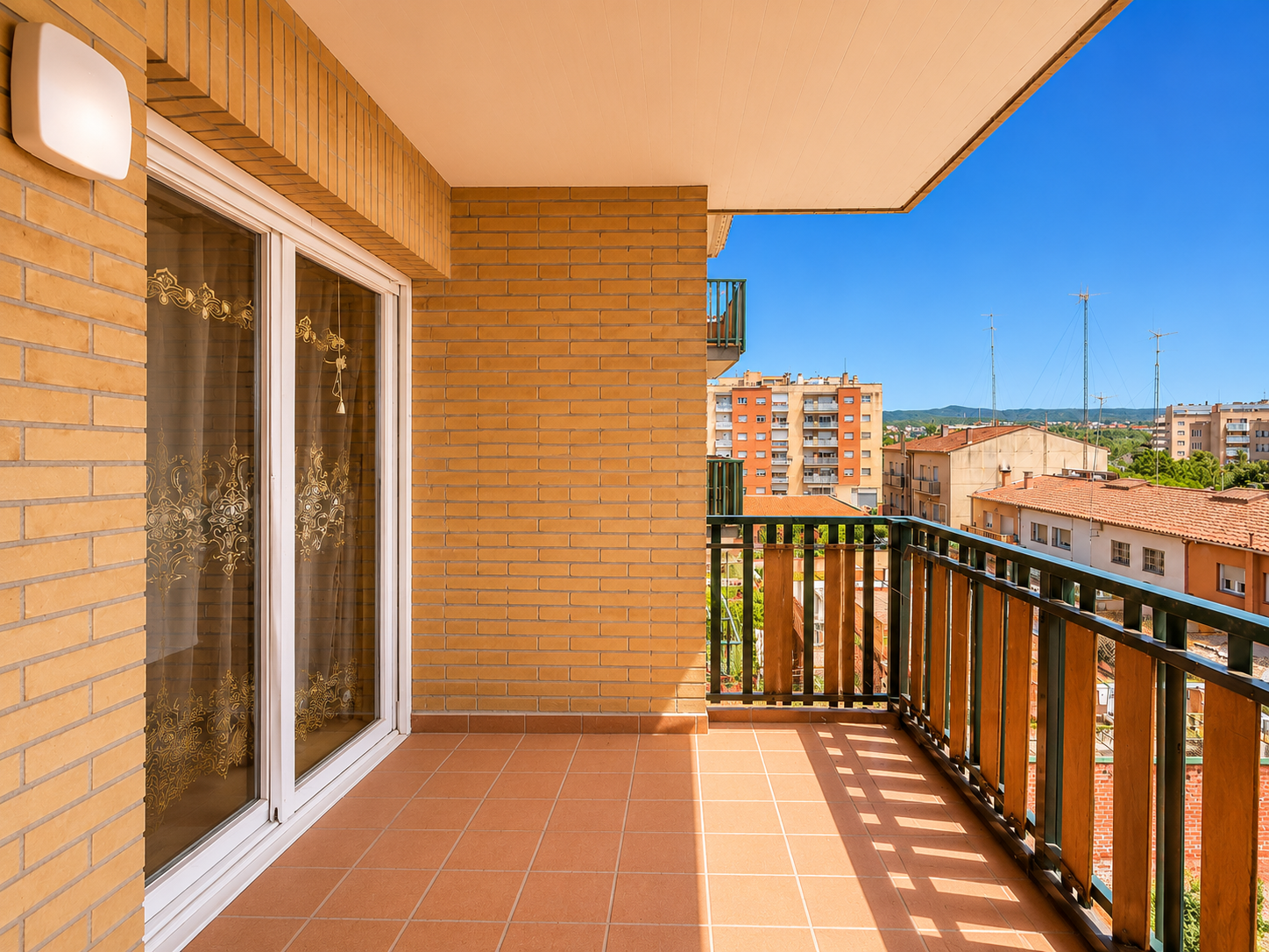 Light, spaciousness and comfort: magnificent apartment with terrace and parking on Montserrat Roig