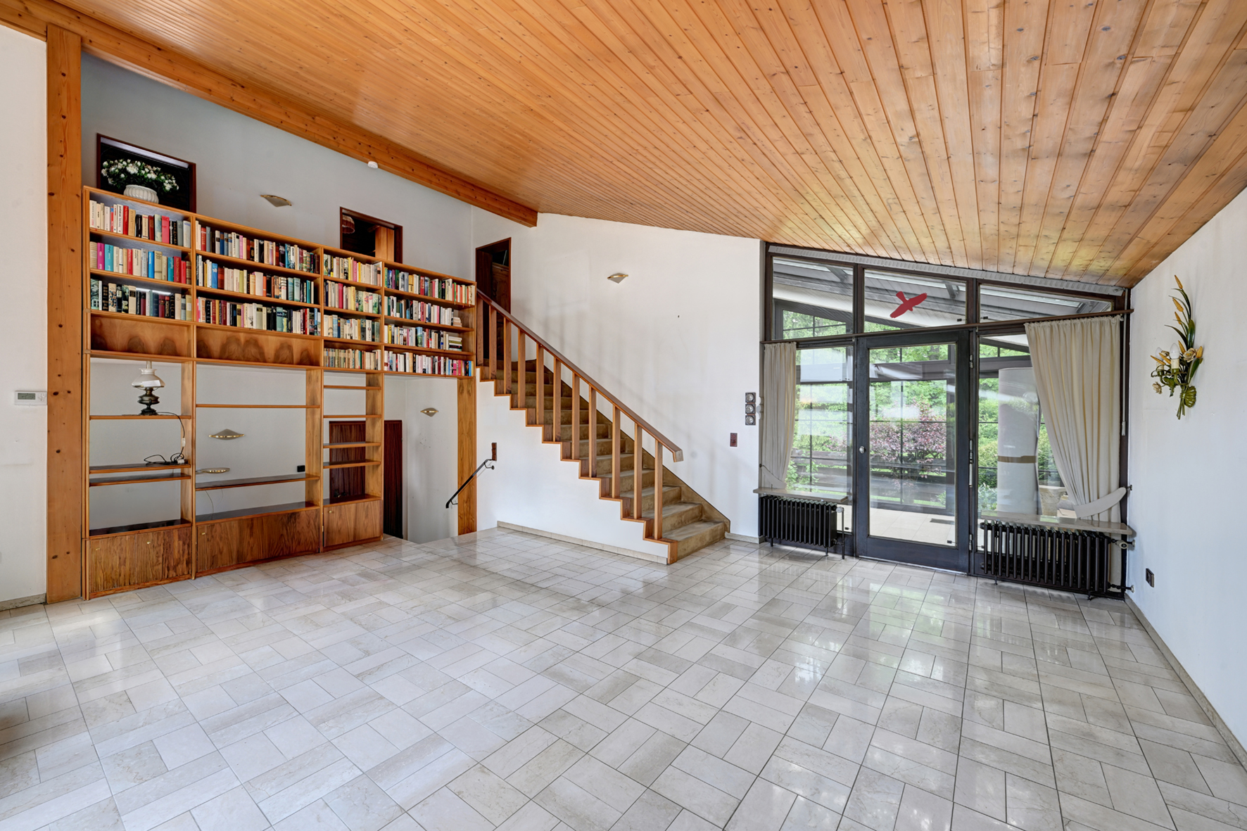 Single-family split-level home with high privacy in Waldtrudering