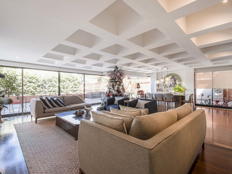 Apartamento remodelado con terraza para arriendo en La Cabrera