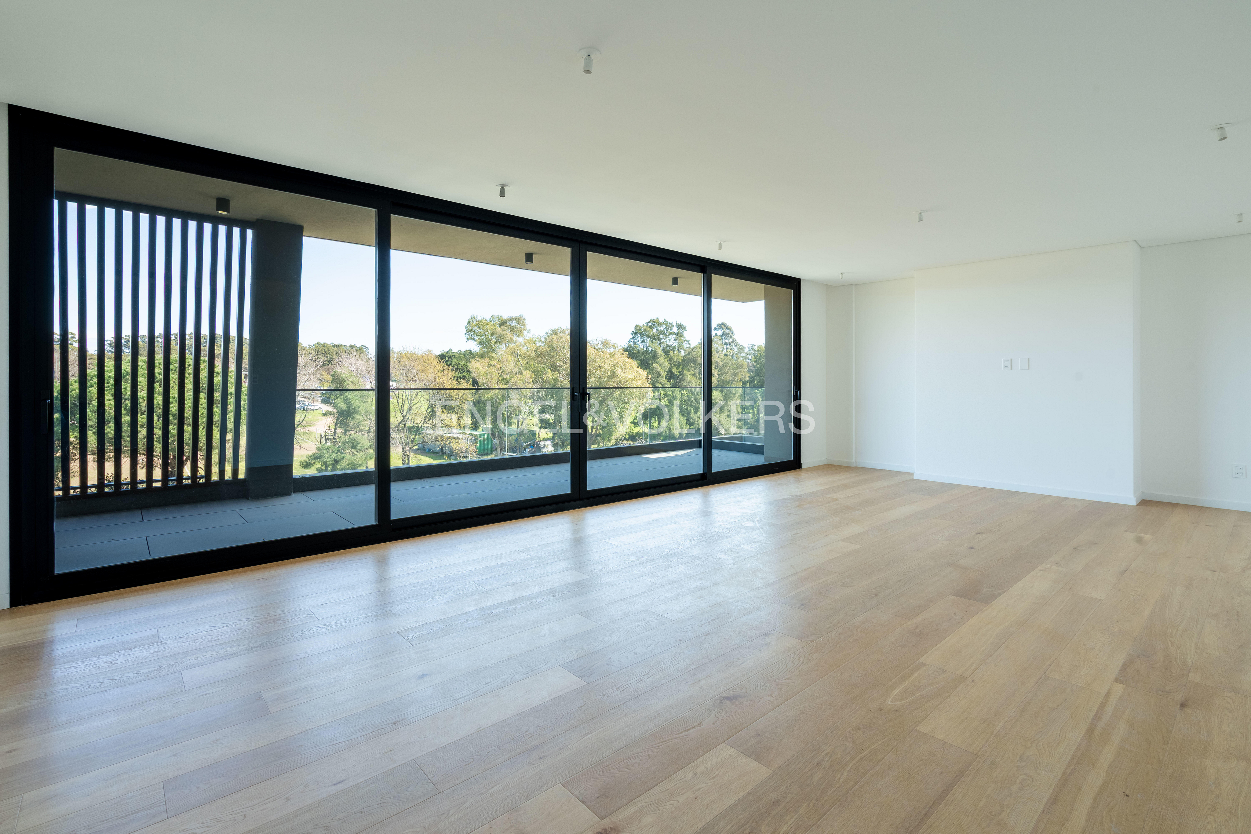 Exclusive 3-bedroom apartment with staff quarters for sale, featuring a private rooftop in Barrio Parques II