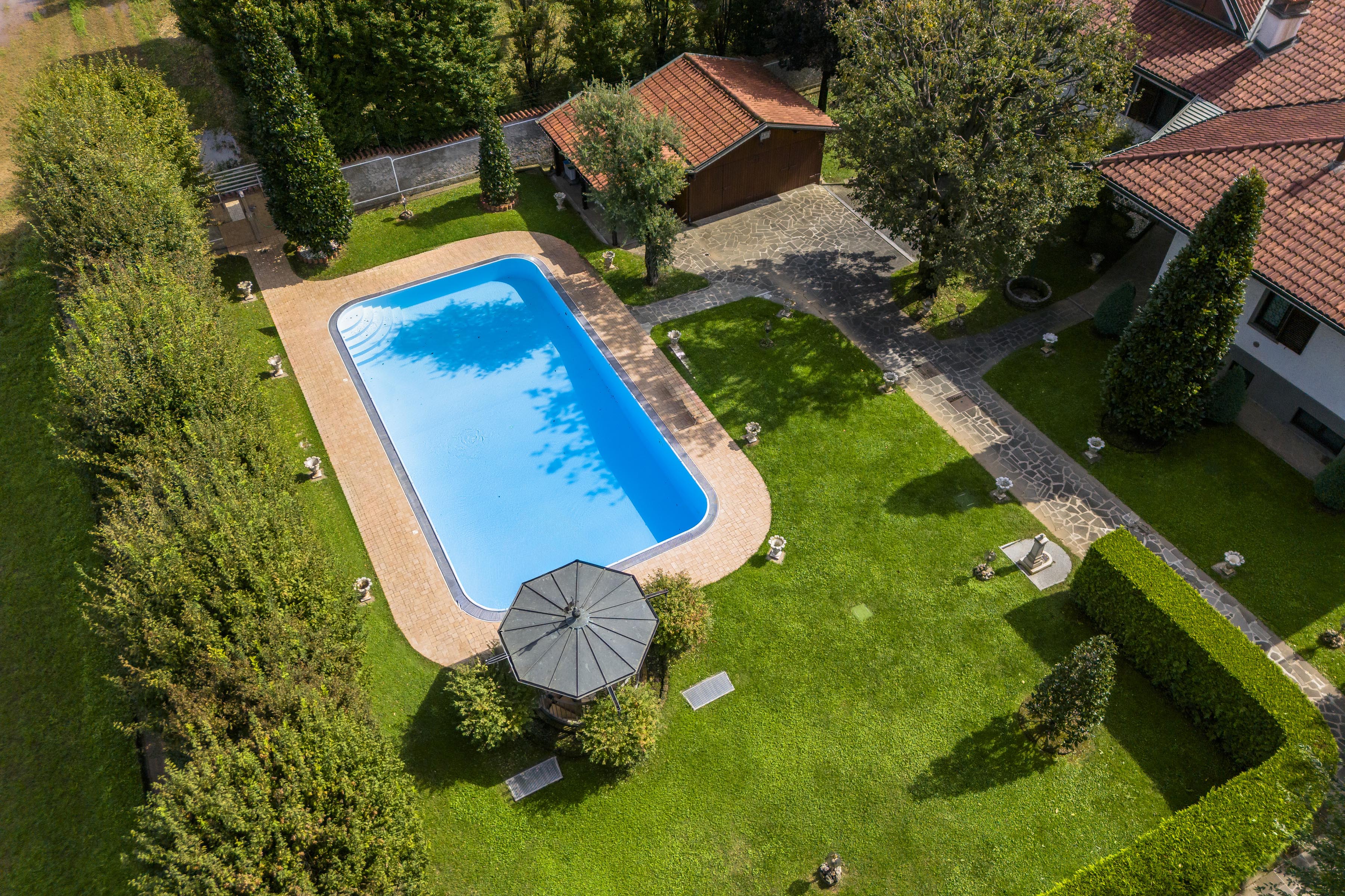 Single villa with pool and private park