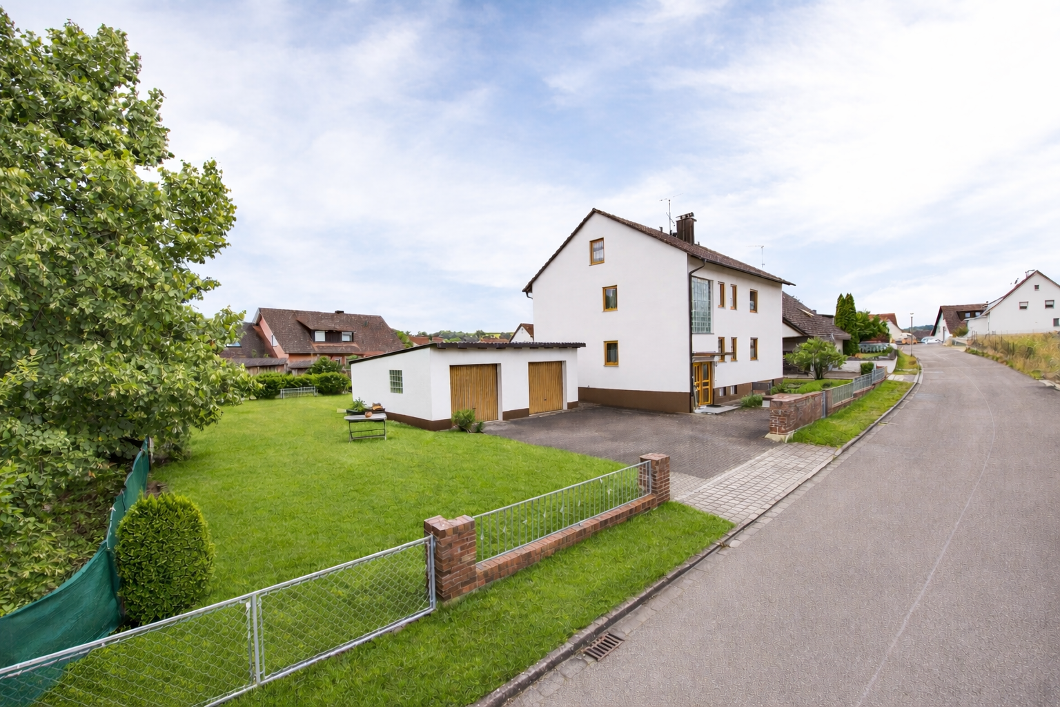 Renoviertes Ein-Zweifamilienhaus mit Bauplatz