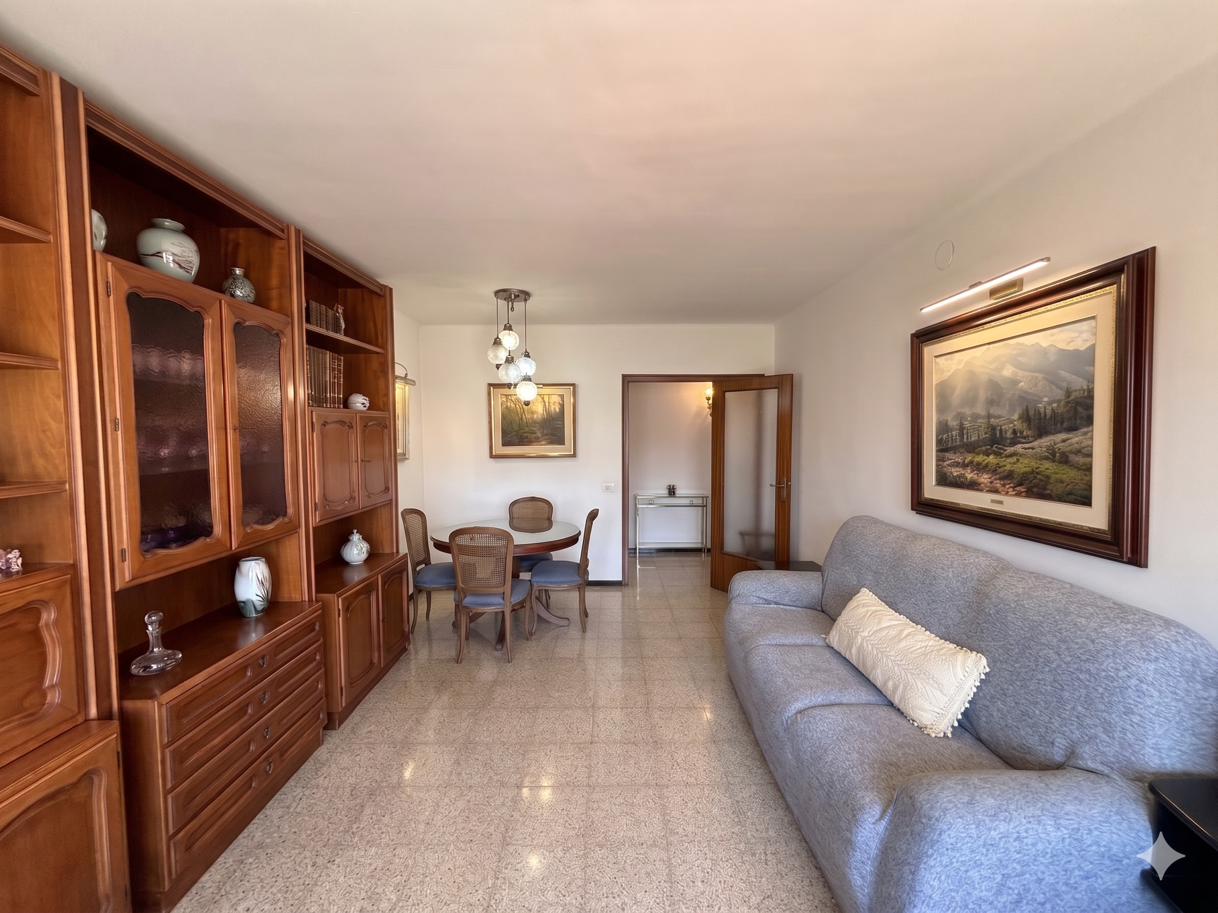 Piso de origen con terraza en el Eixample de Girona, muy luminoso y con gran potencial.