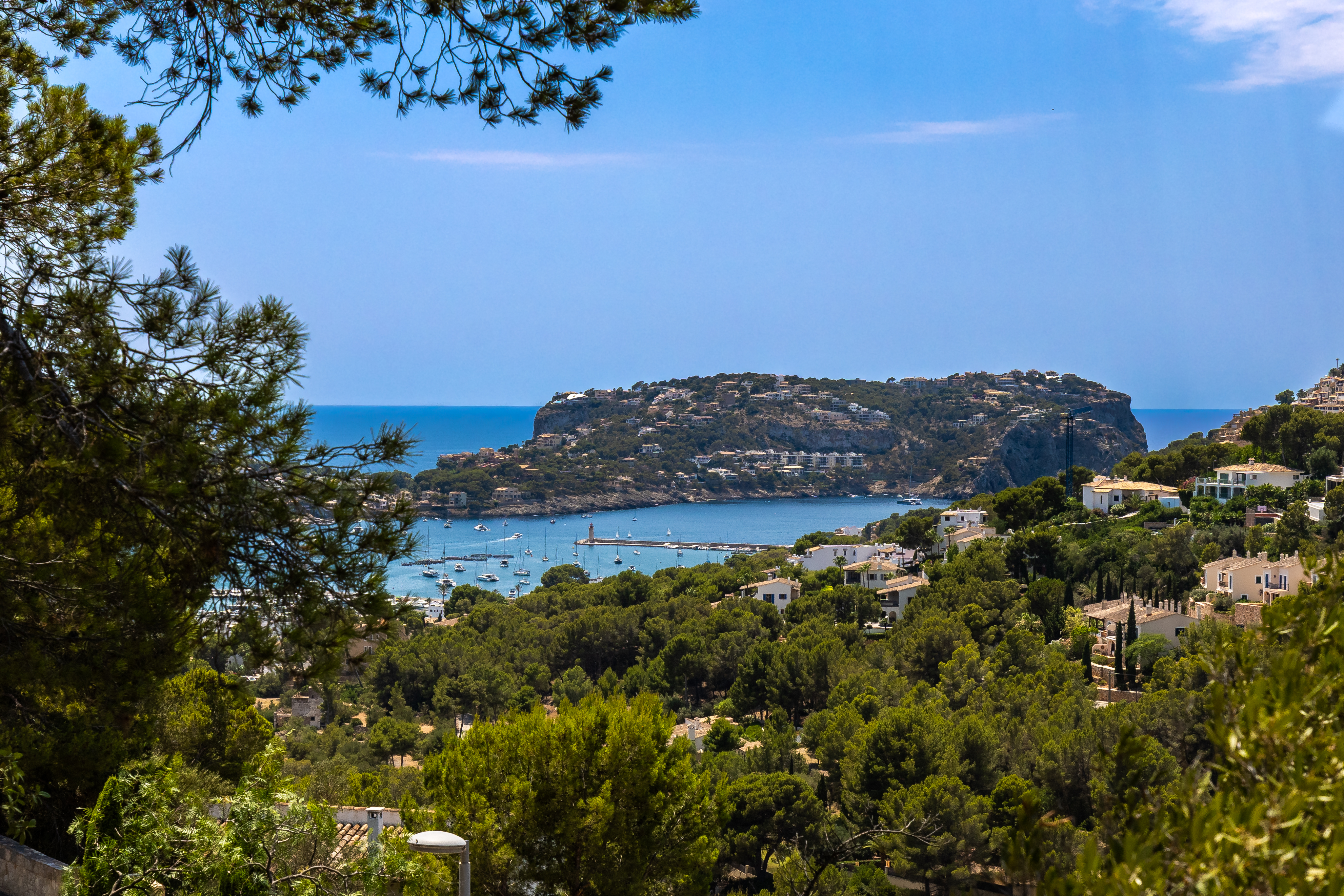 Exclusive sea-view plot in an elevated, panoramic location with an approved designer villa project
