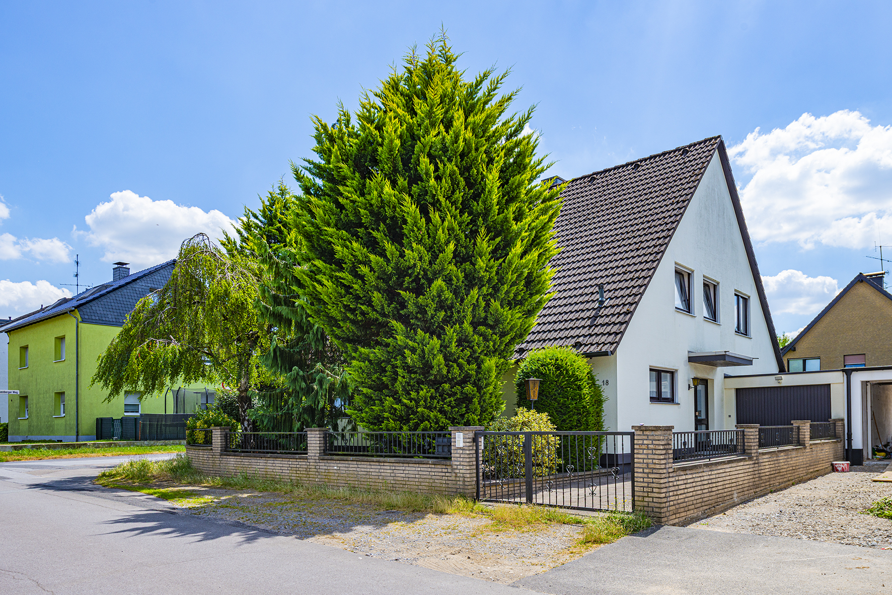 Exklusives Anwesen in Langenfeld – Großzügiges Wohnen mit weitläufigem Garten, Loggia und Garage sowie optimaler Anbindung an Düsseldorf und Köln