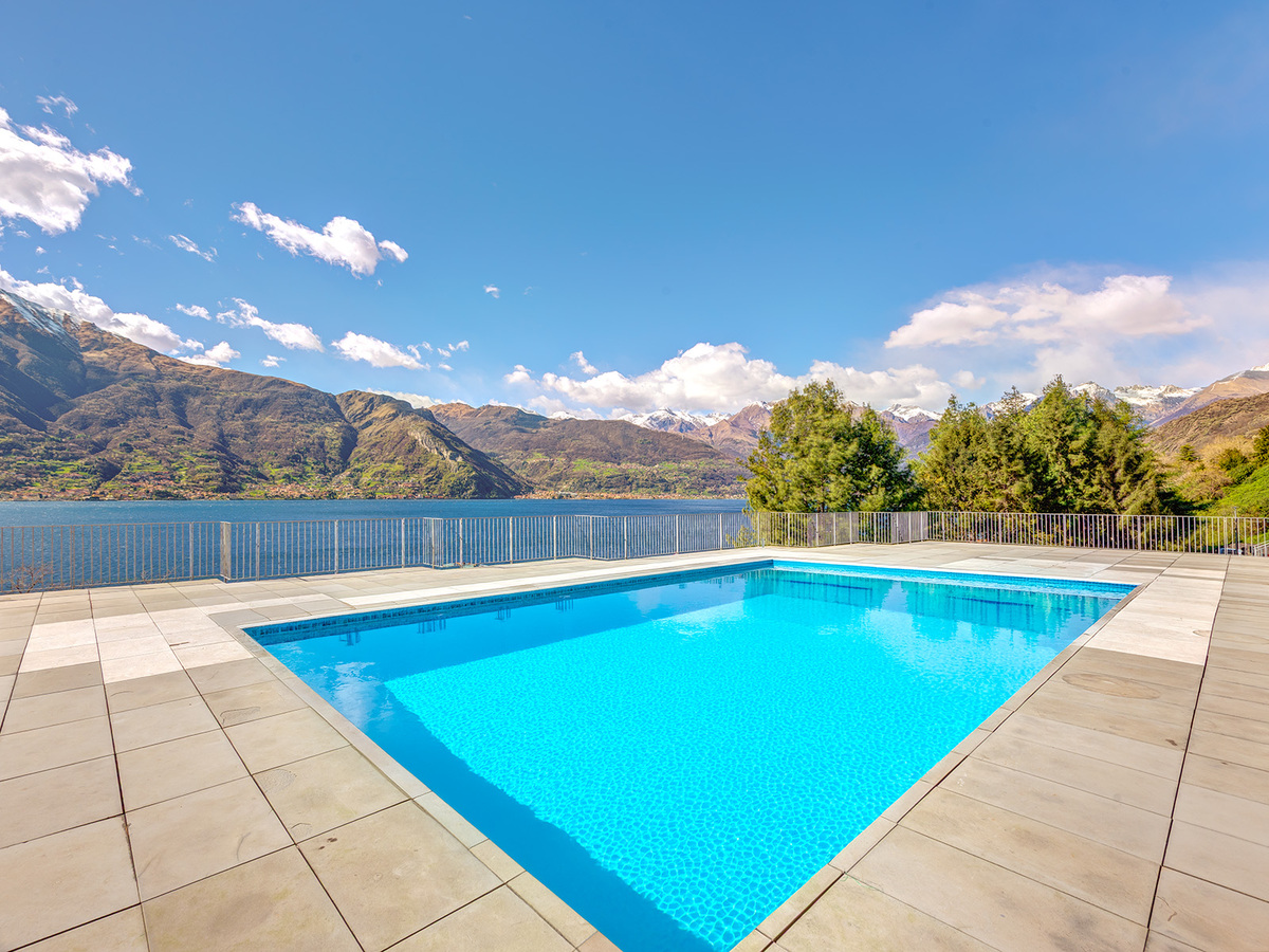 Panorama-Apartment mit großer Terrasse in einer Wohnanlage mit Swimmingpool