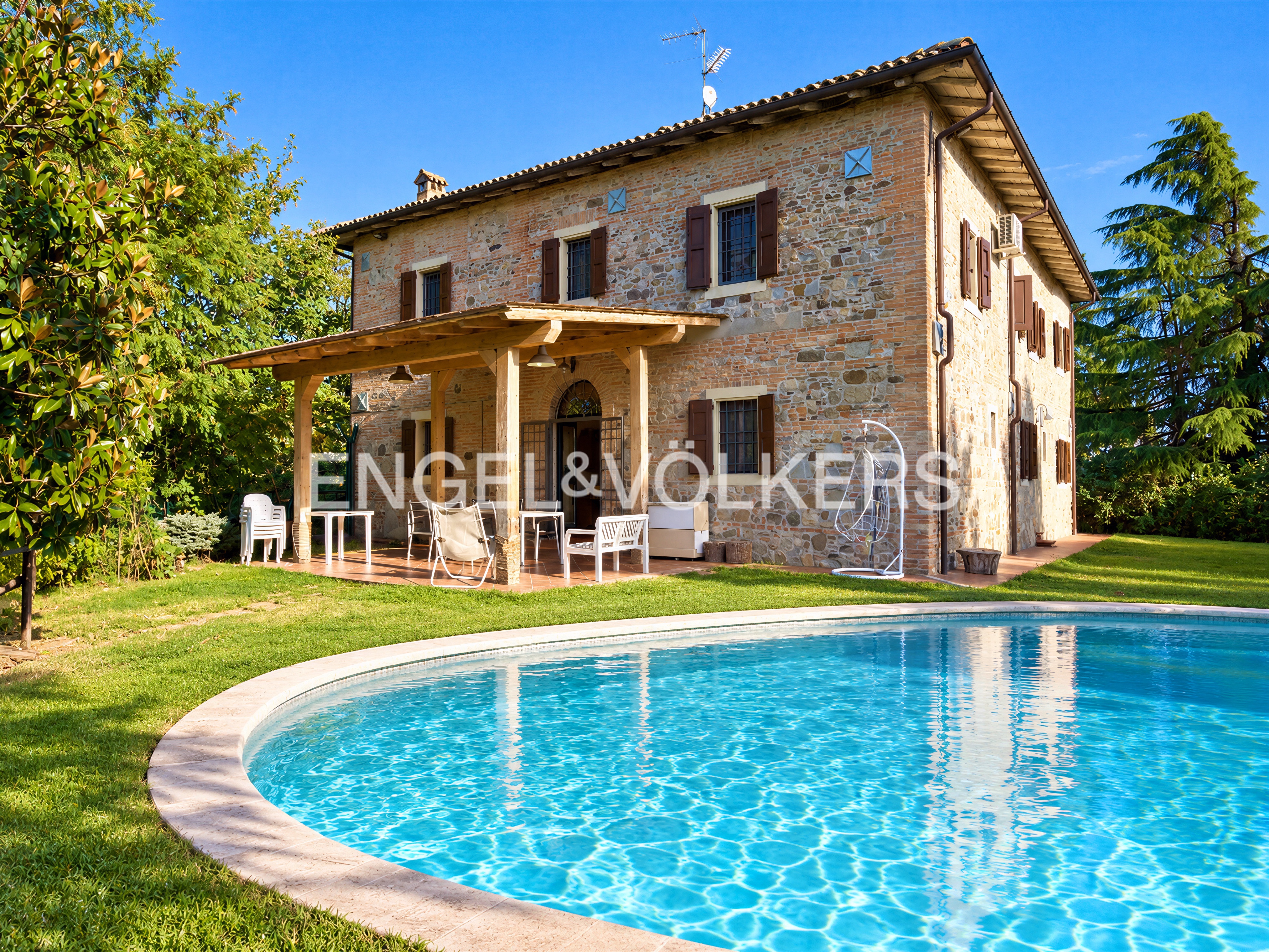 Charming residence with pool and private grounds