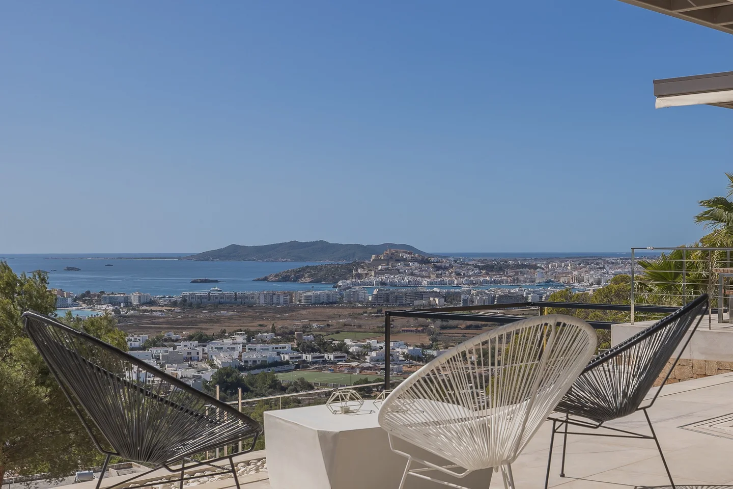 Villa mediterránea con vistas panorámicas al mar en Can Rimbau