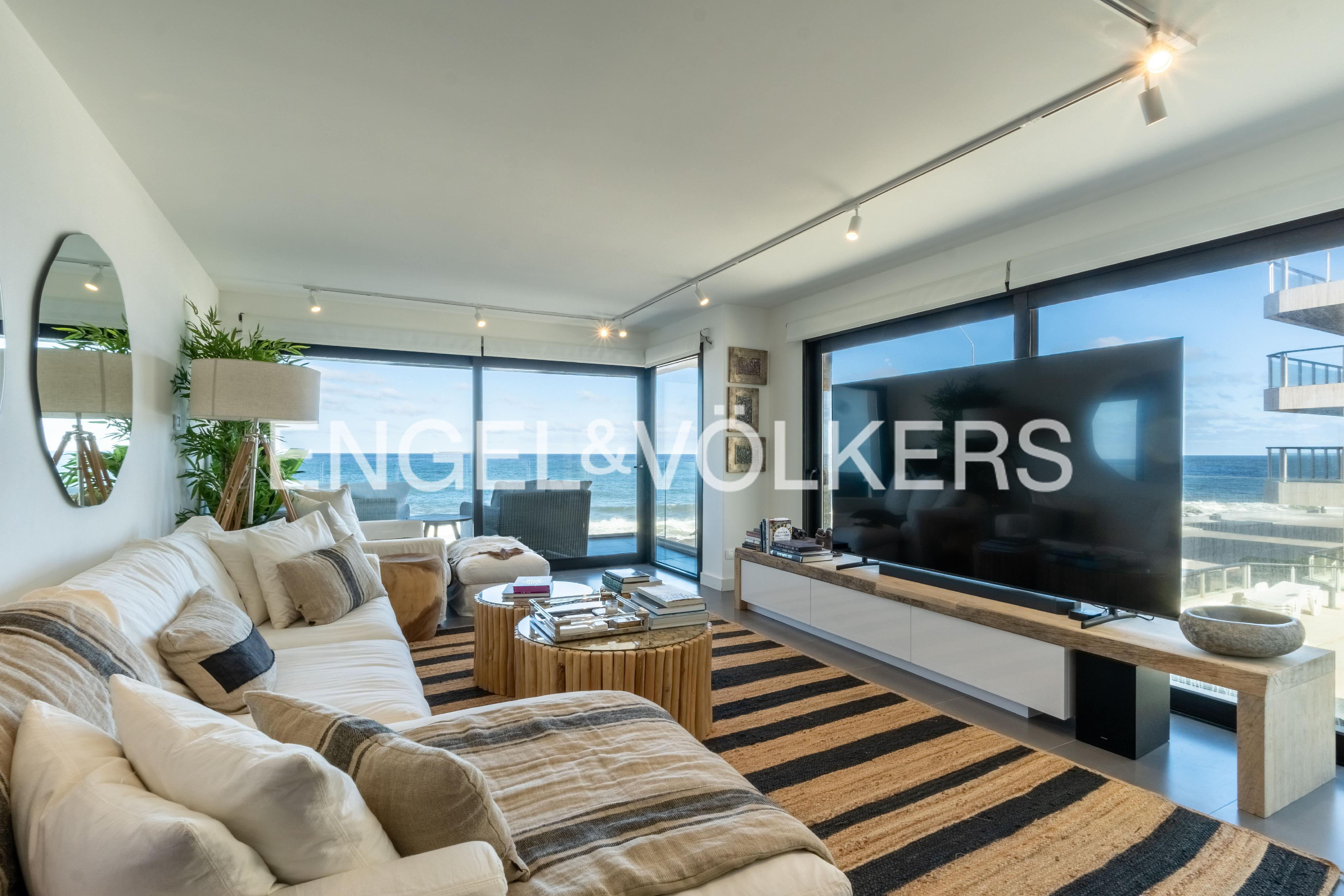 Modern and comfortable apartment facing the sea in Peninsula.
