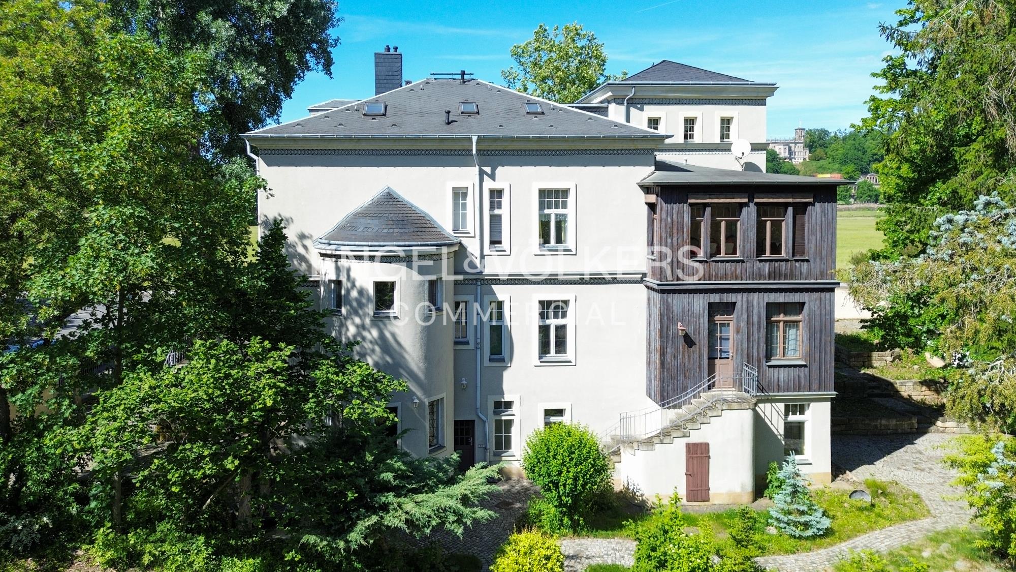 Repräsentatives Villenanwesen mit Denkmalschutz und Neubaupotenzial in Bestlage