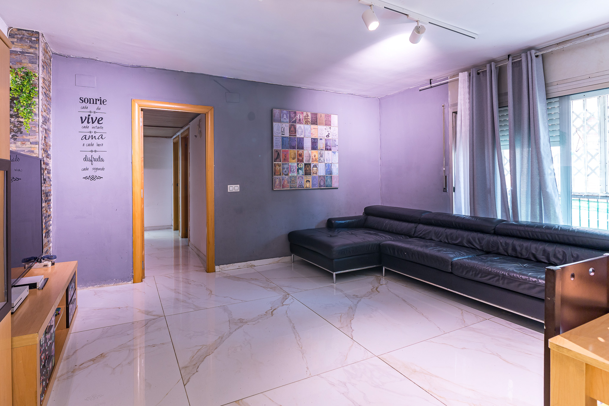Elegant apartament amb terrassa i balcó orientat al sud a El Prat de Llobregat, al costat de Barcelona, les platges i l’aeroport; amplitud, llum i connectivitat per viure amb estil.