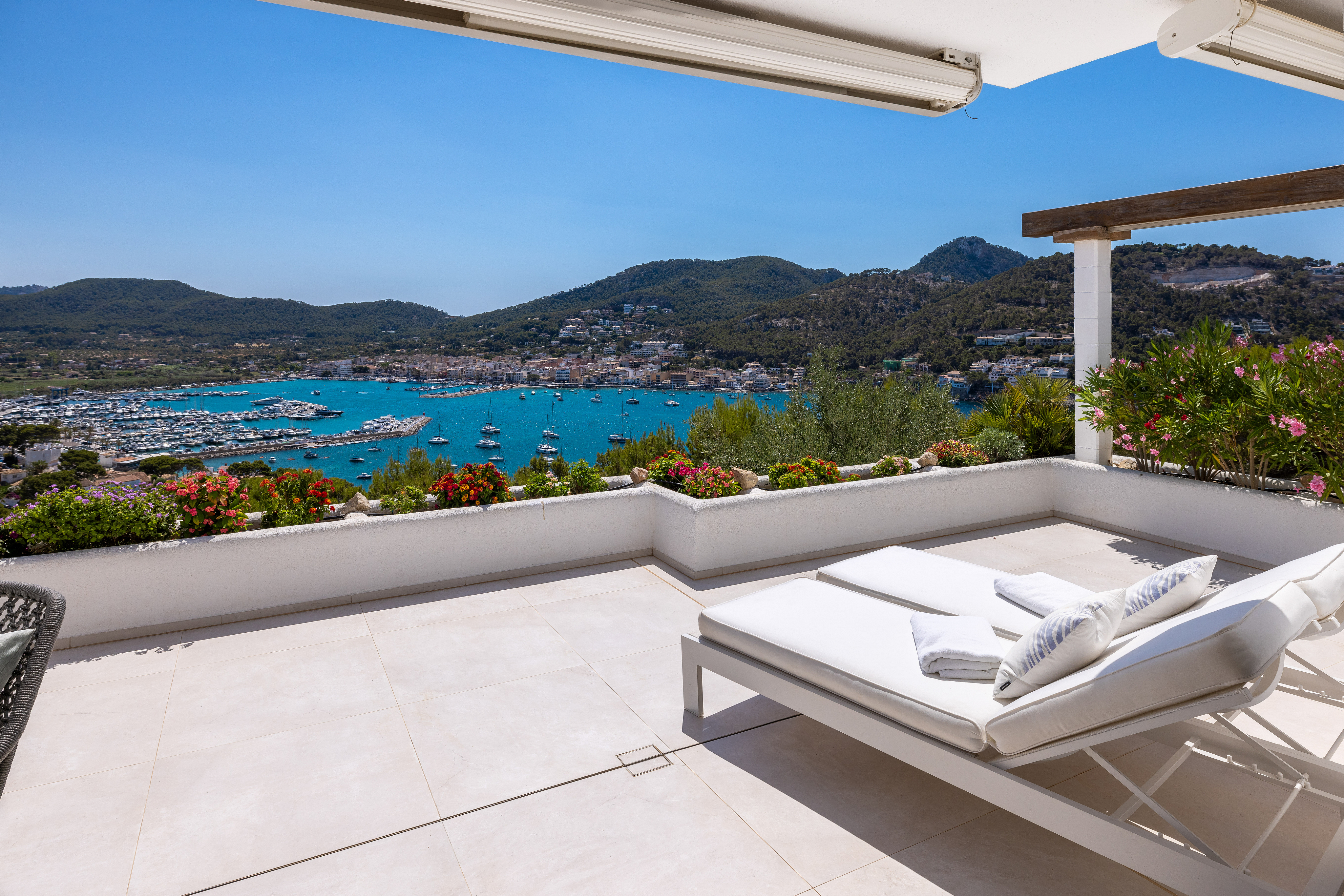 Modern flat with stunning views of the harbour, sea and mountains in Port Andratx