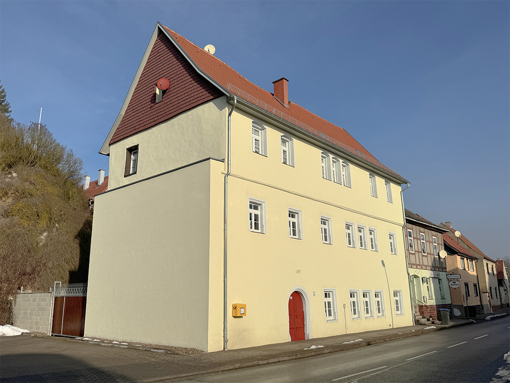 Historisches, überwiegend saniertes Mehrfamilienhaus mit Entwicklungspotenzial in Sachsenburg