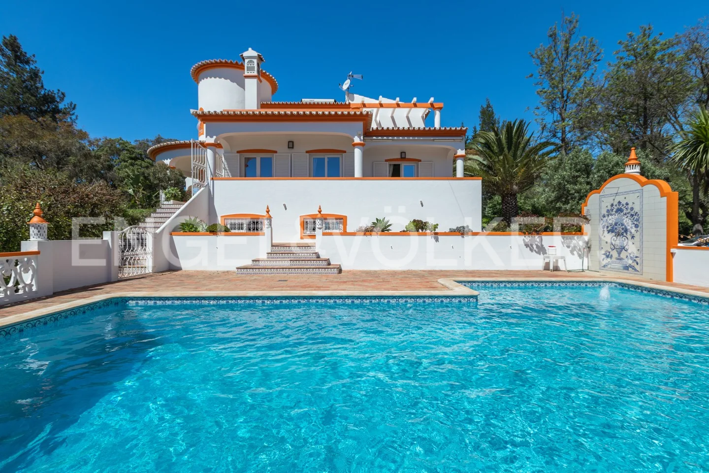 Charming 4 bedroom Villa with Exceptional Privacy and Sea Views