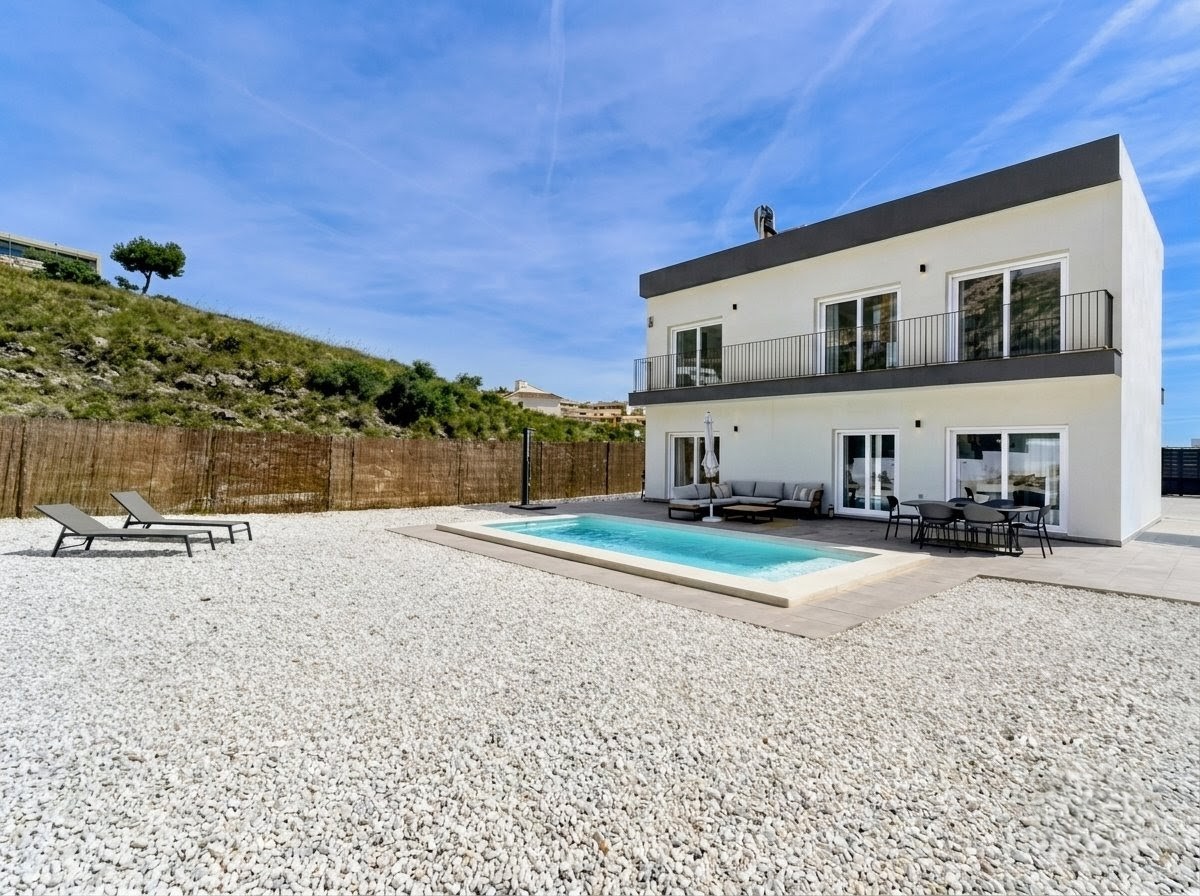 Moderna villa con piscina y vistas panorámicas al mar y a la montaña