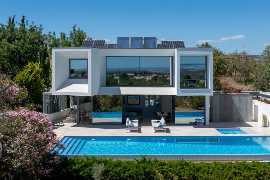 Stunning Contemporary 4-bedroom Villa with Panoramic Sea Views